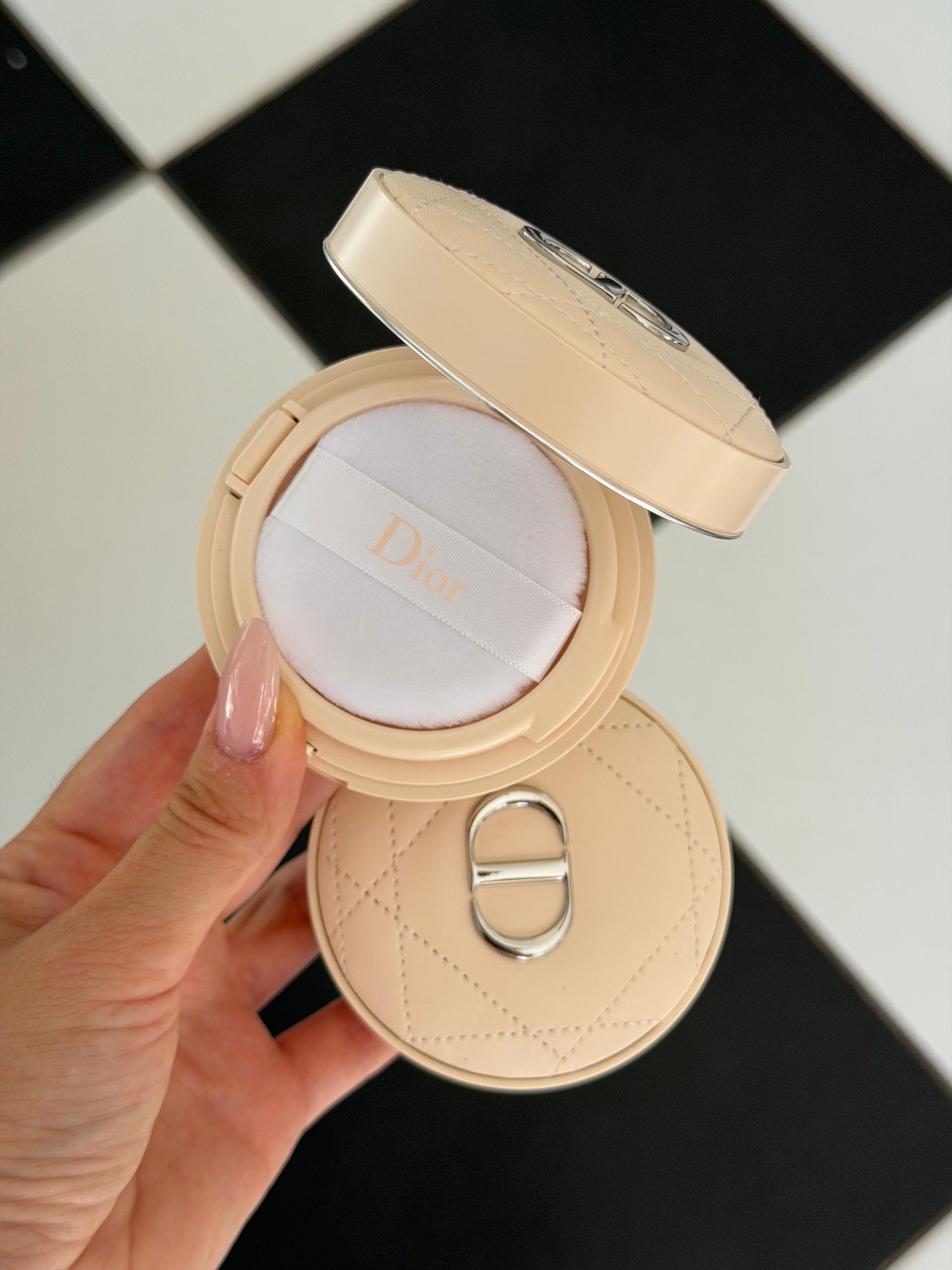 DIOR Forever Cushion Powder - Golden Nights
Ultra-Fine and Fresh Skin-Caring Loose Powder - Long Wear