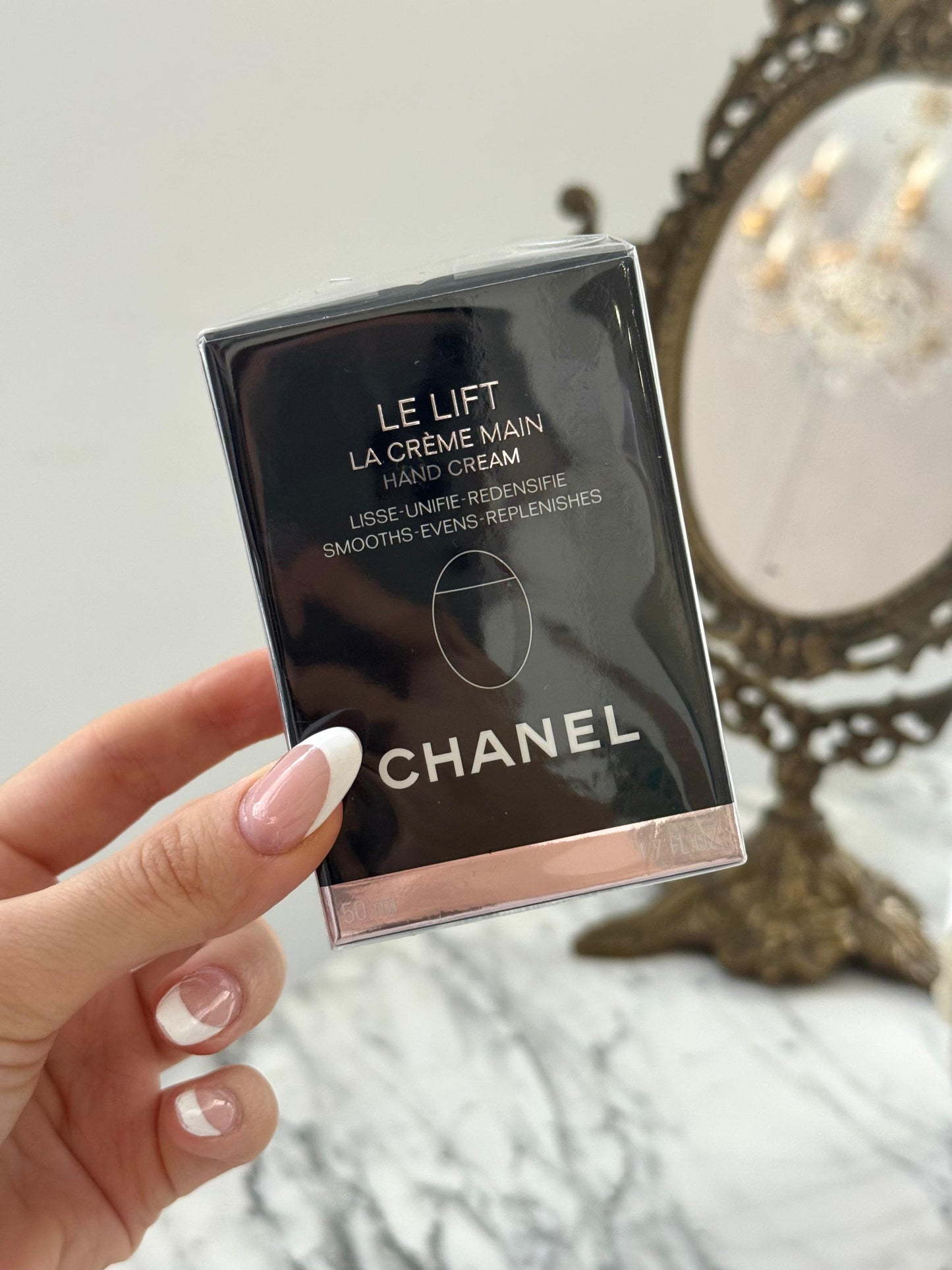CHANEL Le Lift Hand Cream
Smooths – Evens – Replenishes