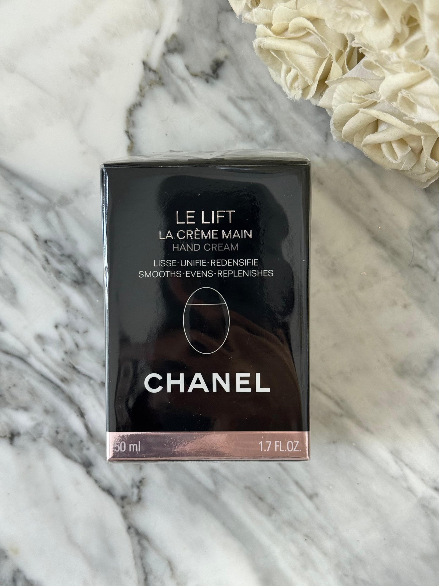 CHANEL Le Lift Hand Cream
Smooths – Evens – Replenishes
