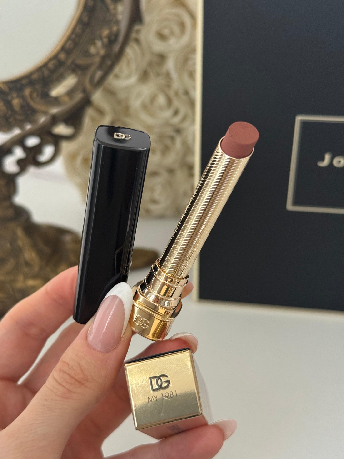 DOLCE&GABBANA My Comfy Matte Lipstick - My 1981
Instant Rich Color & Hydration Lip Stylo