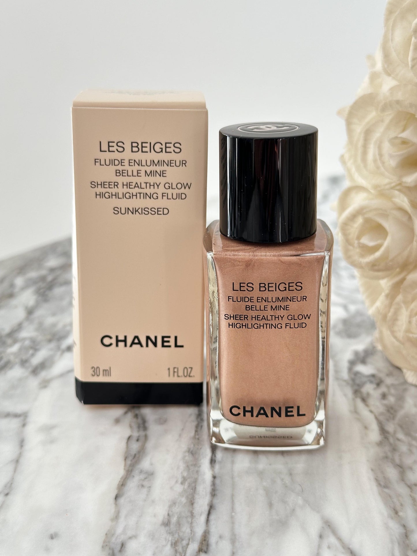 CHANEL Les Beiges
Sheer Healthy Glow Highlighting Fluid