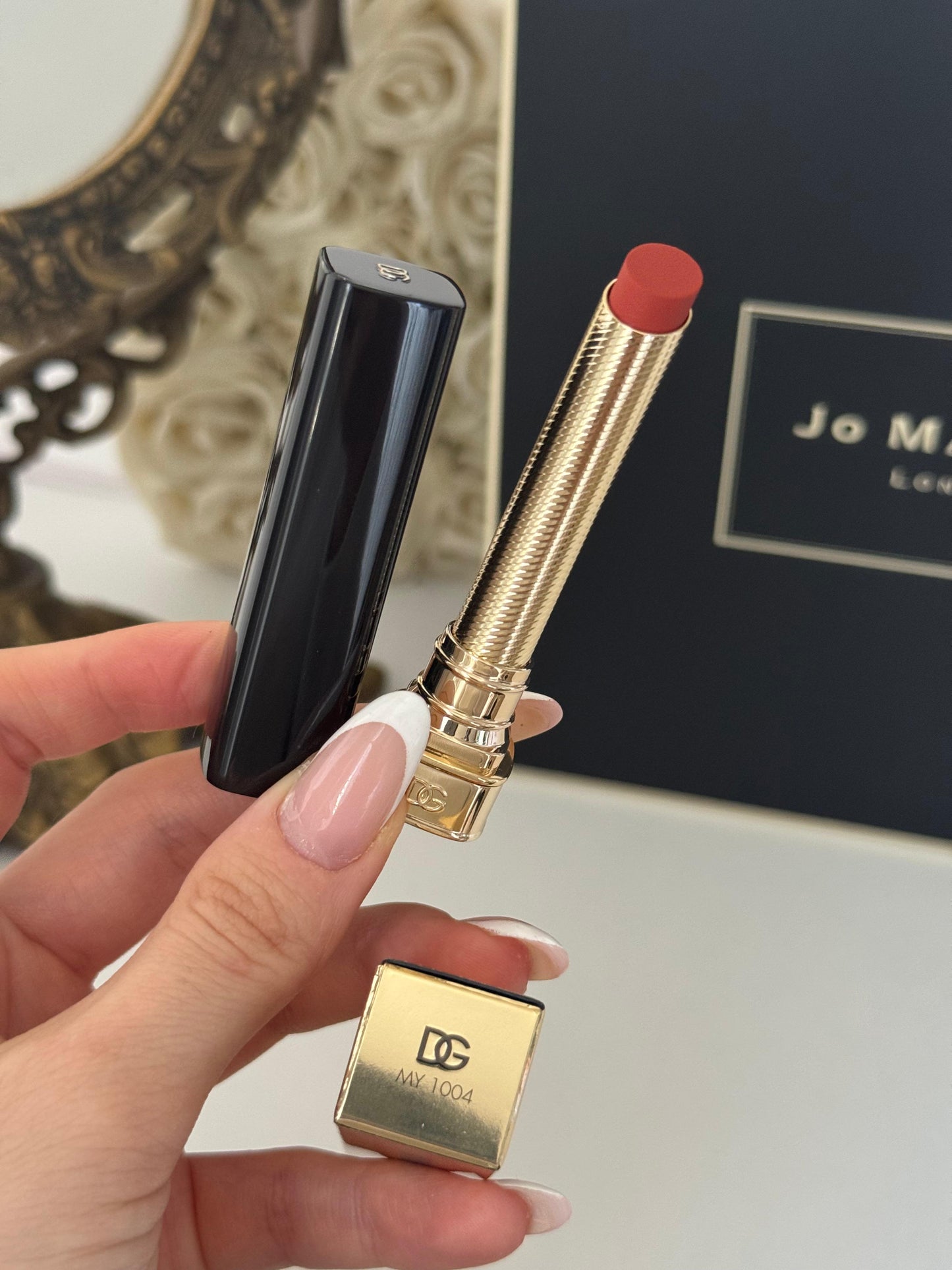 DOLCE&GABBANA My Comfy Matte Lipstick - My 1004
Instant Rich Color & Hydration Lip Stylo
