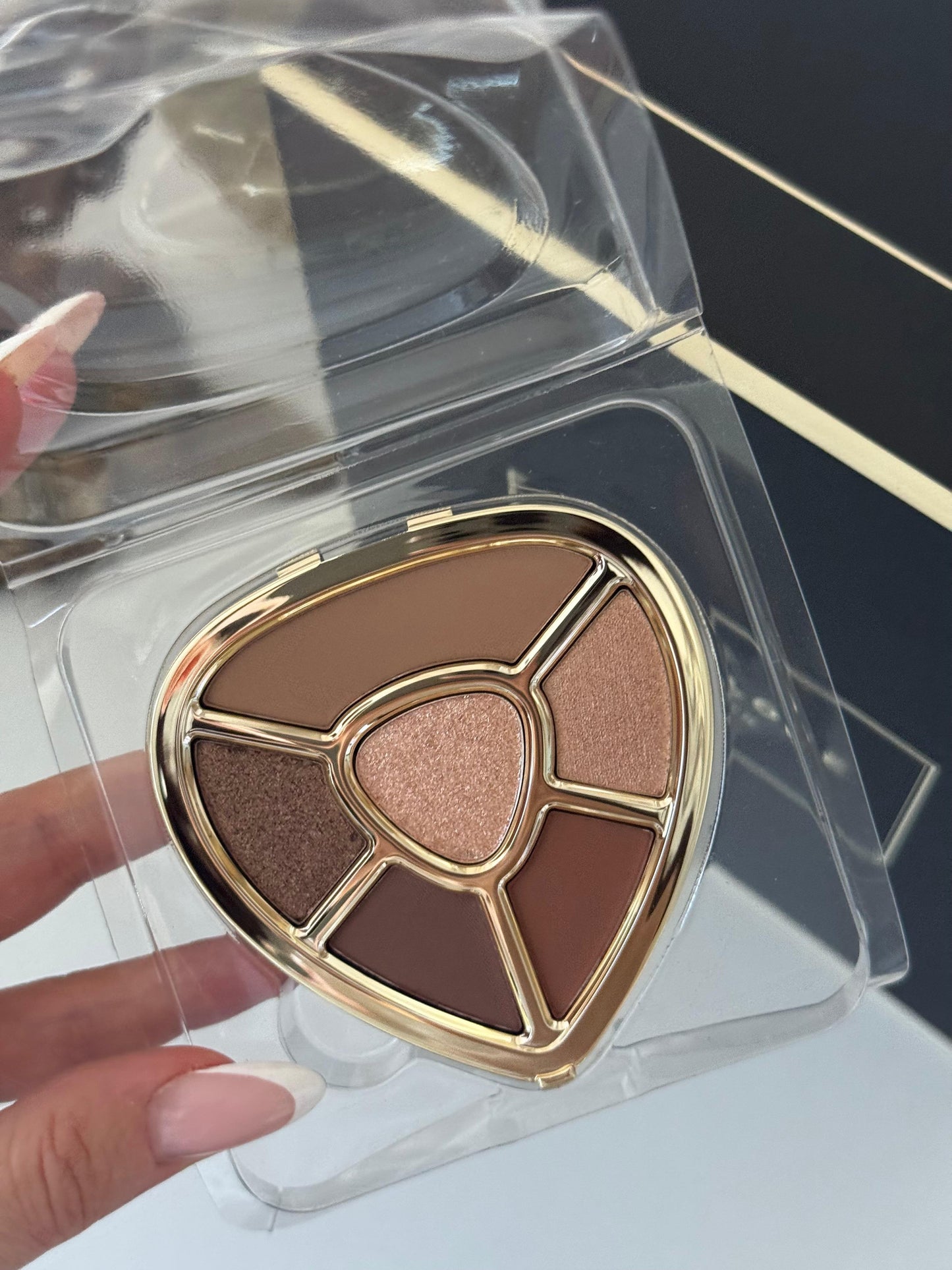 DOLCE&GABBANA Ever Icon Eye Palette (01)
10H Multi-Finish Day To Night Eyeshadows