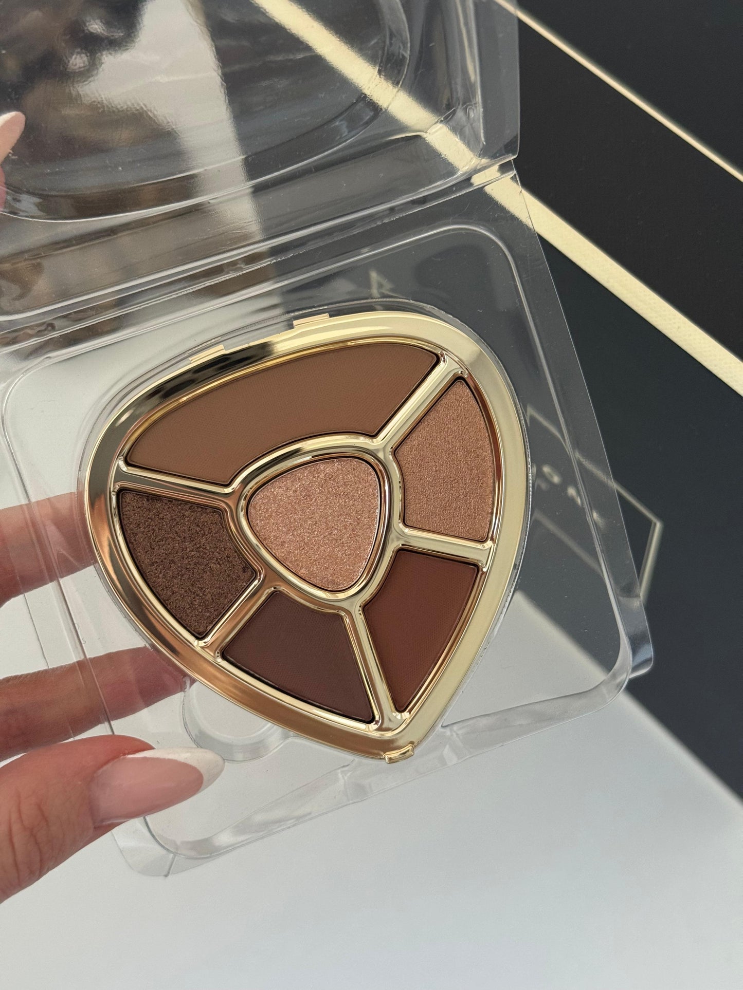 DOLCE&GABBANA Ever Icon Eye Palette (01)
10H Multi-Finish Day To Night Eyeshadows