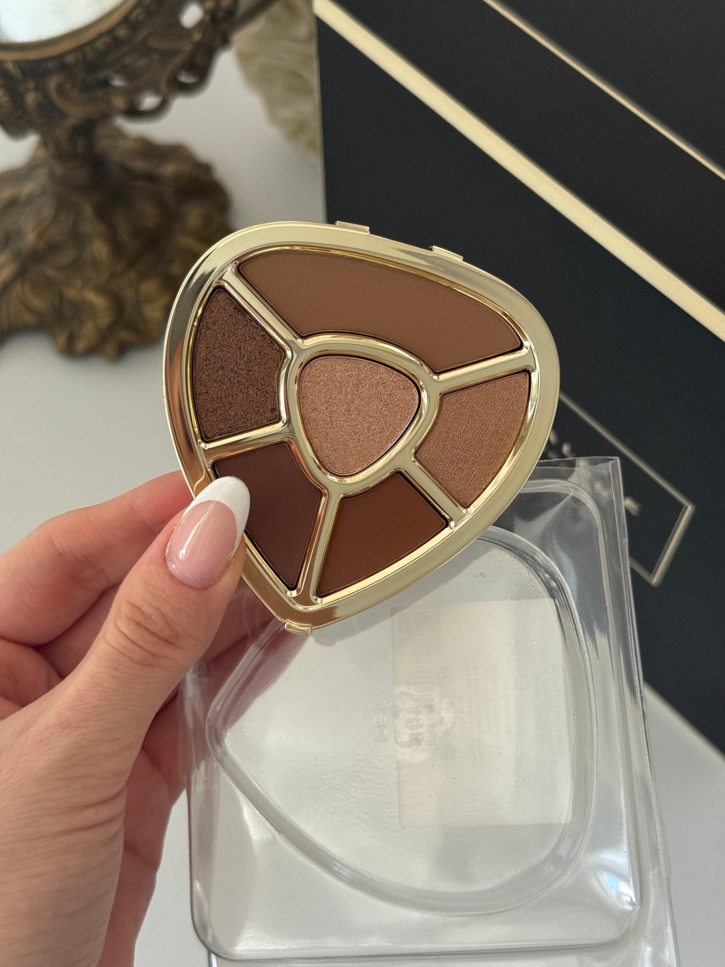 DOLCE&GABBANA Ever Icon Eye Palette (01)
10H Multi-Finish Day To Night Eyeshadows