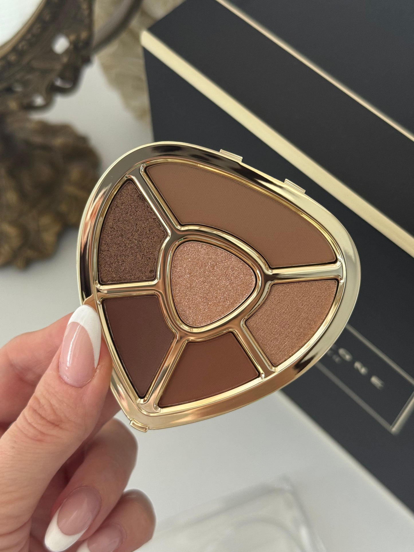 DOLCE&GABBANA Ever Icon Eye Palette (01)
10H Multi-Finish Day To Night Eyeshadows