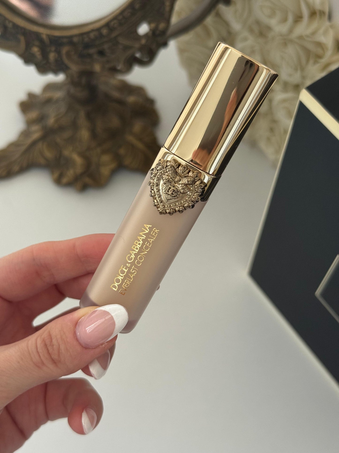 DOLCE&GABBANA Everlast Concealer 
24H Wear Crease-Proof Hydrating