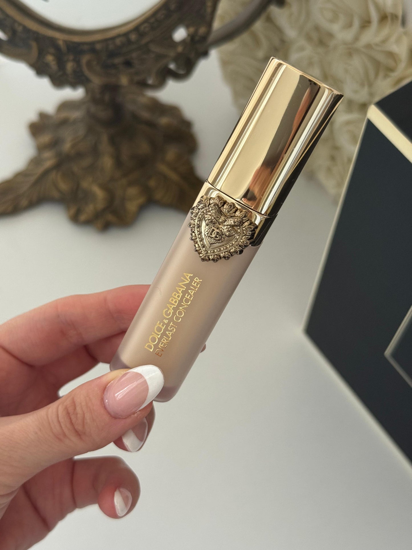 DOLCE&GABBANA Everlast Concealer 
24H Wear Crease-Proof Hydrating