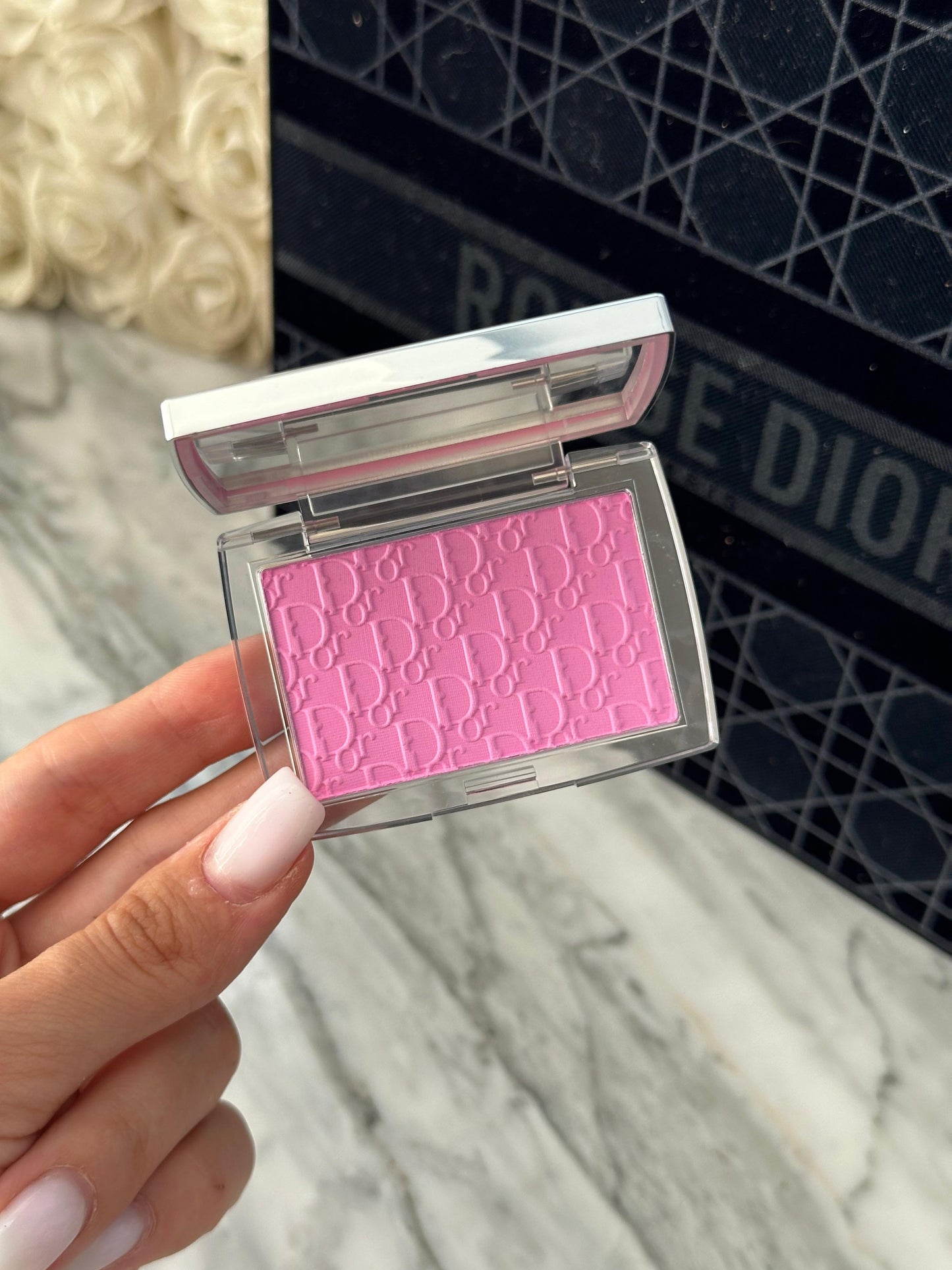 DIOR Rosy Glow 001 Pink
Color-Awakening Blush - Natural Healthy Glow Effect