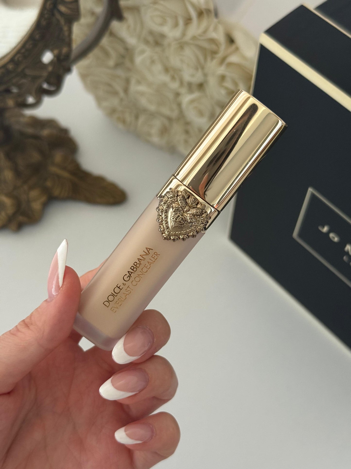 DOLCE&GABBANA Everlast Concealer 
24H Wear Crease-Proof Hydrating