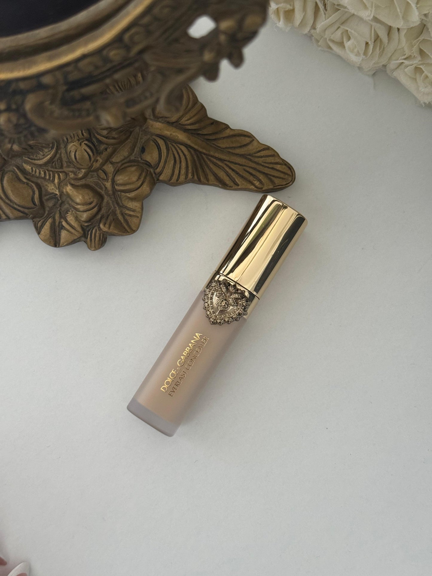 DOLCE&GABBANA Everlast Concealer 
24H Wear Crease-Proof Hydrating