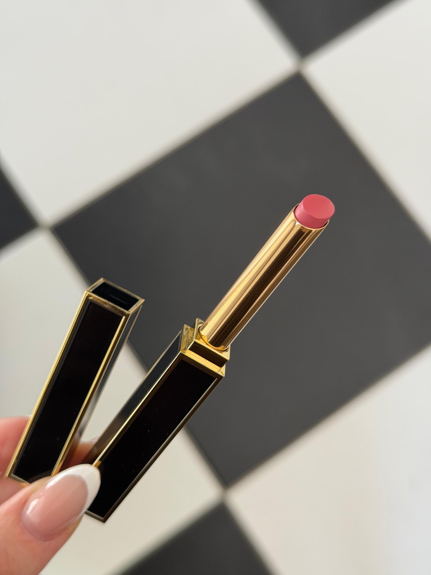 TOM FORD Slim Lip Color Shine
Beautifully Pigmented Lipstick Formula - Baby Pink