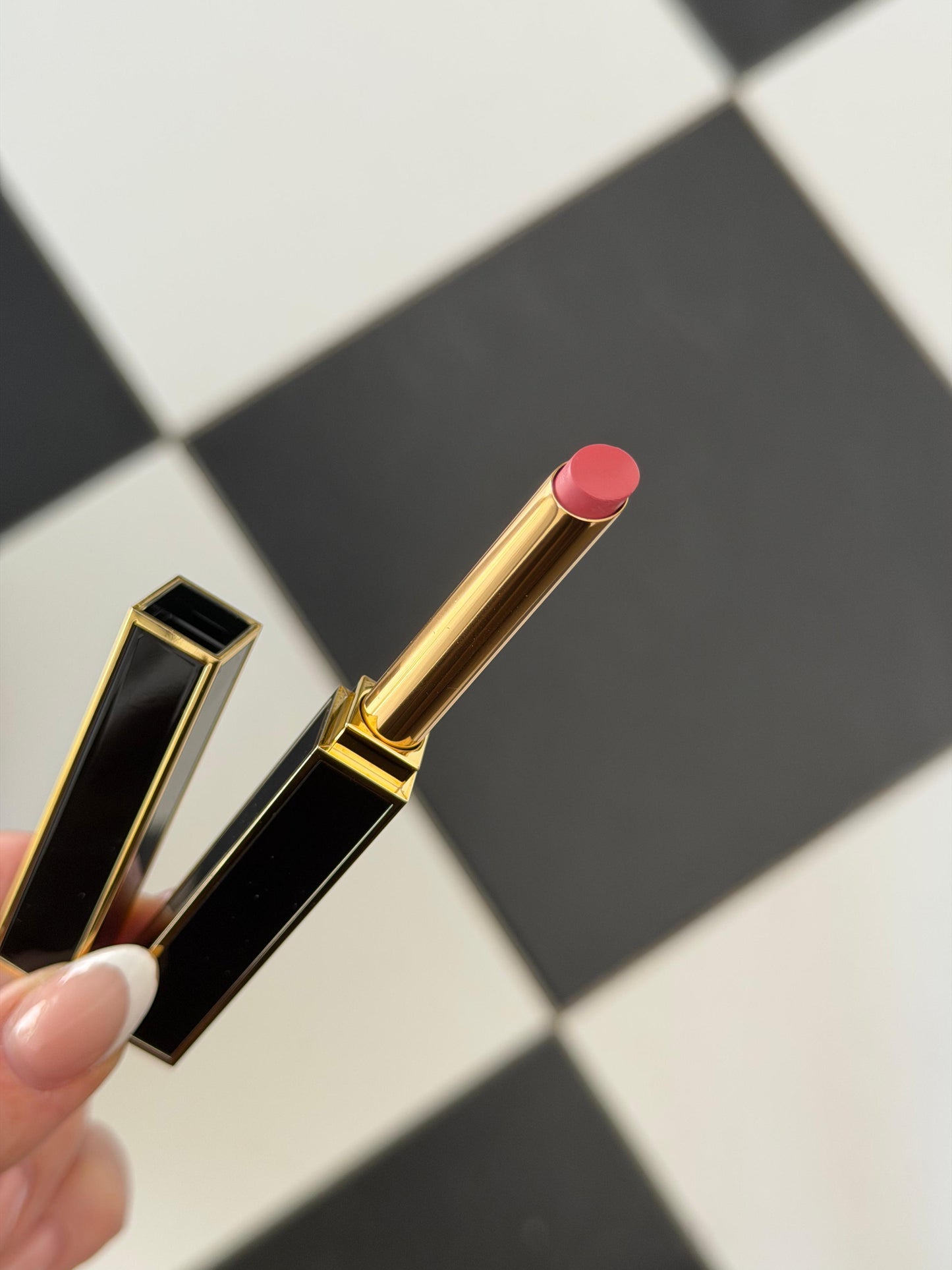 TOM FORD Slim Lip Color Shine
Beautifully Pigmented Lipstick Formula - Baby Pink