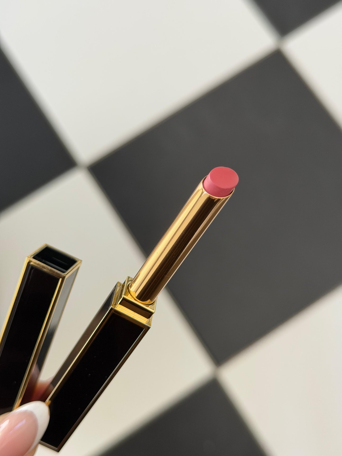 TOM FORD Slim Lip Color Shine
Beautifully Pigmented Lipstick Formula - Baby Pink