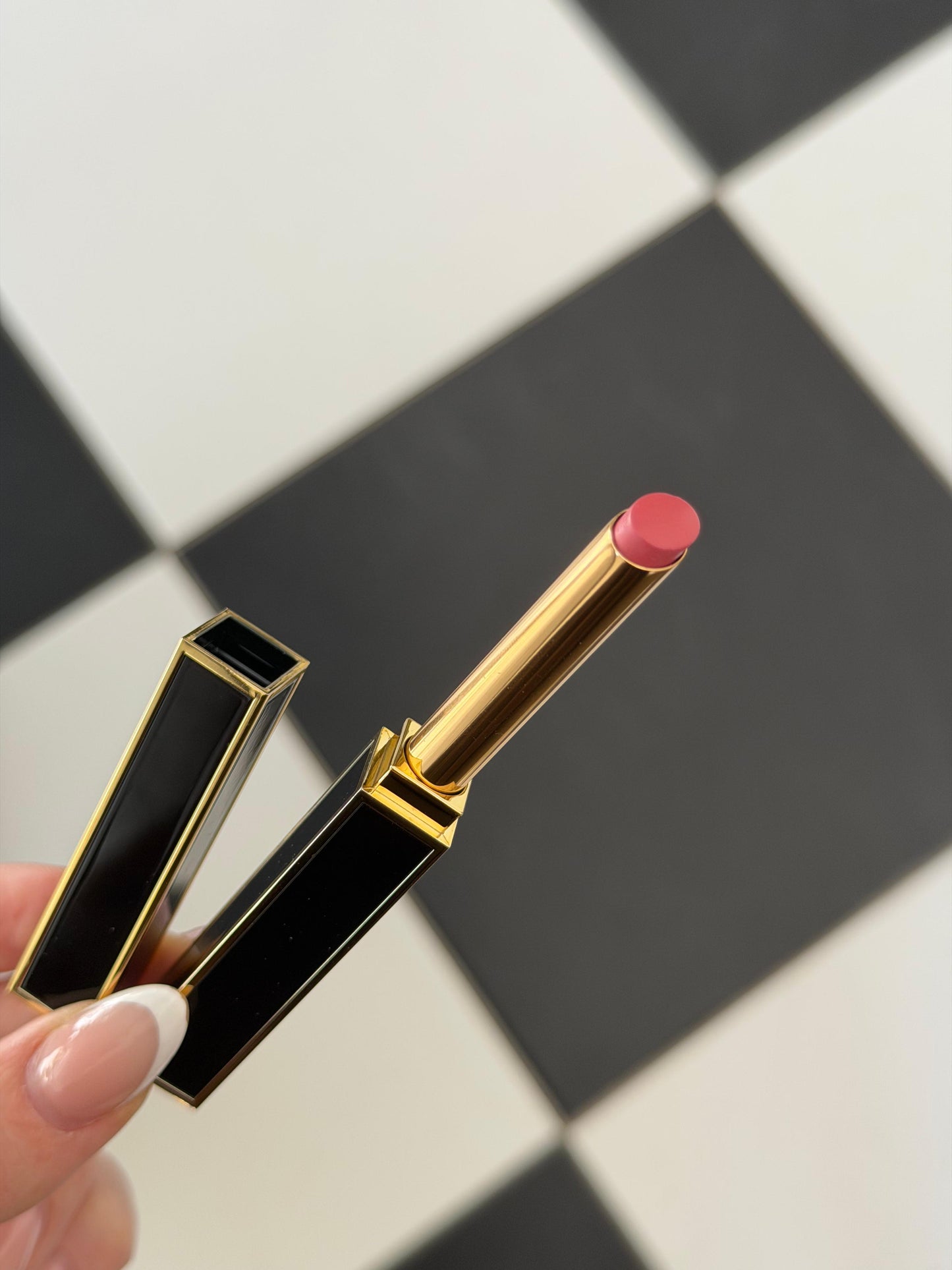 TOM FORD Slim Lip Color Shine
Beautifully Pigmented Lipstick Formula - Baby Pink