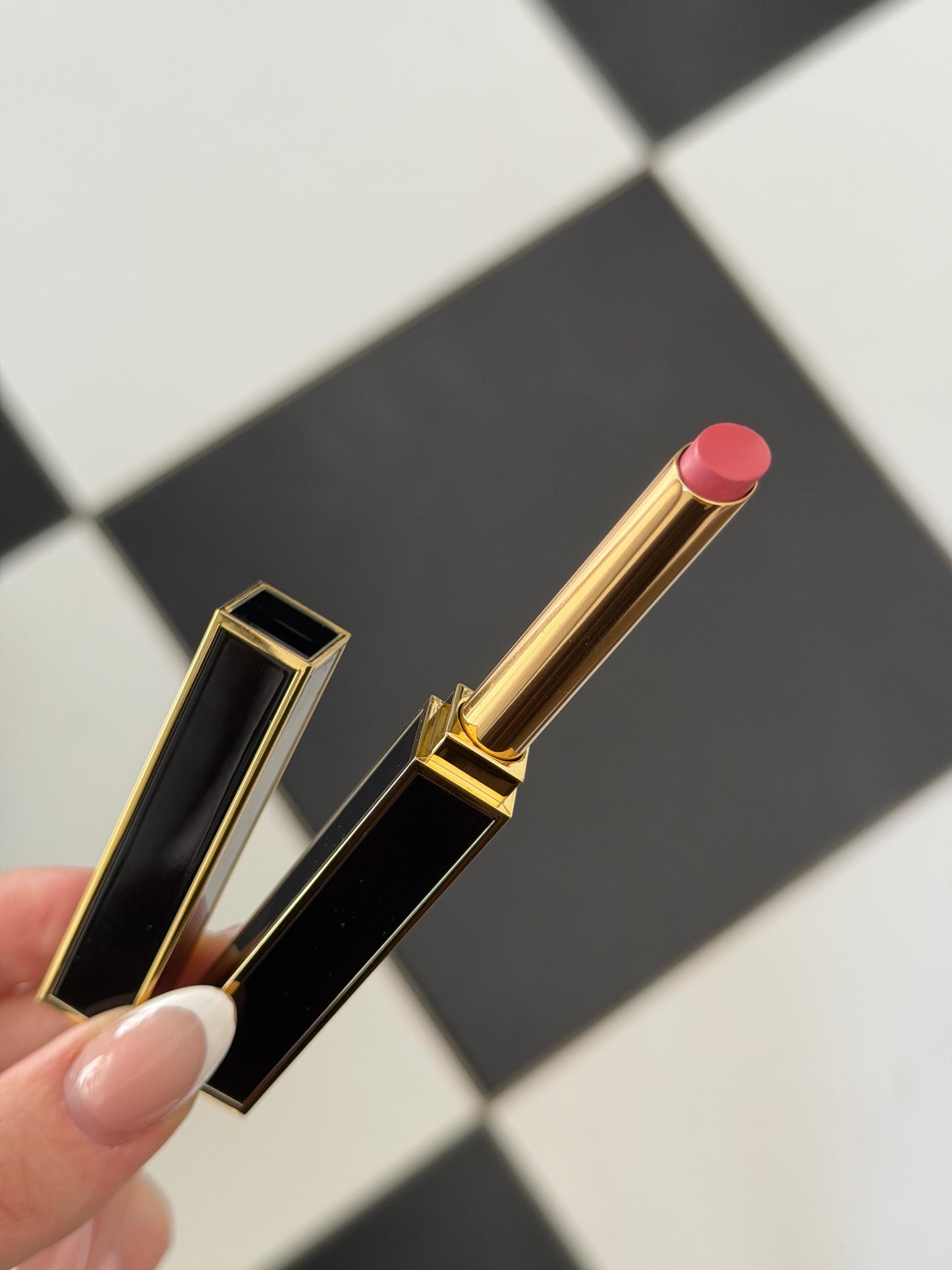 TOM FORD Slim Lip Color Shine
Beautifully Pigmented Lipstick Formula - Baby Pink