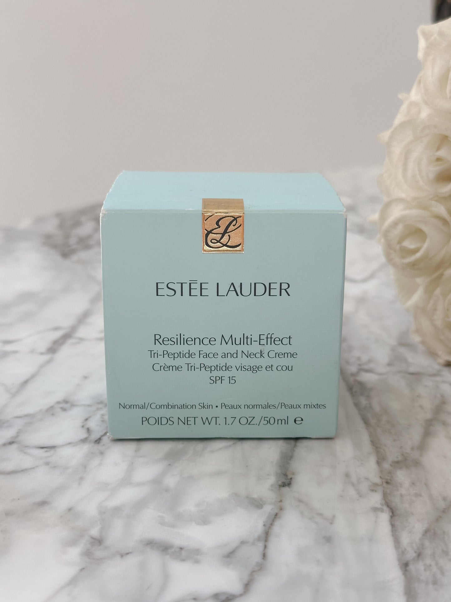 ESTÉE LAUDER Resilience Multi-Effect Moisturizer
Tri-Peptide Face and Neck Creme SPF15