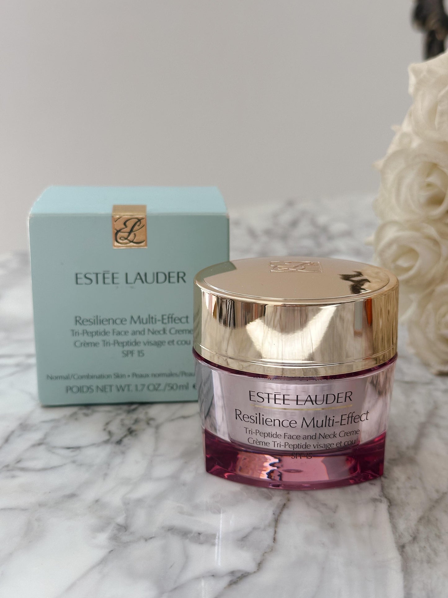 ESTÉE LAUDER Resilience Multi-Effect Moisturizer
Tri-Peptide Face and Neck Creme SPF15