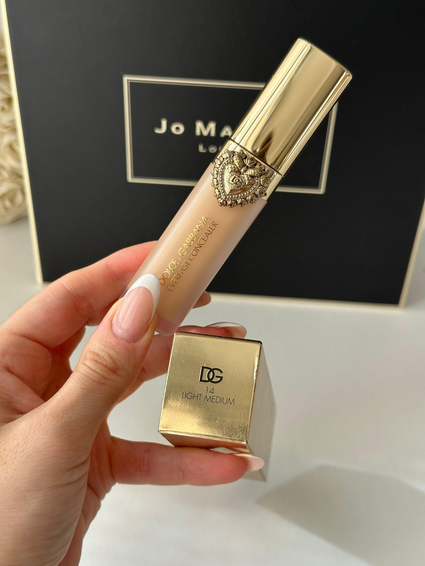 DOLCE&GABBANA Everlast Concealer 
24H Wear Crease-Proof Hydrating (14)