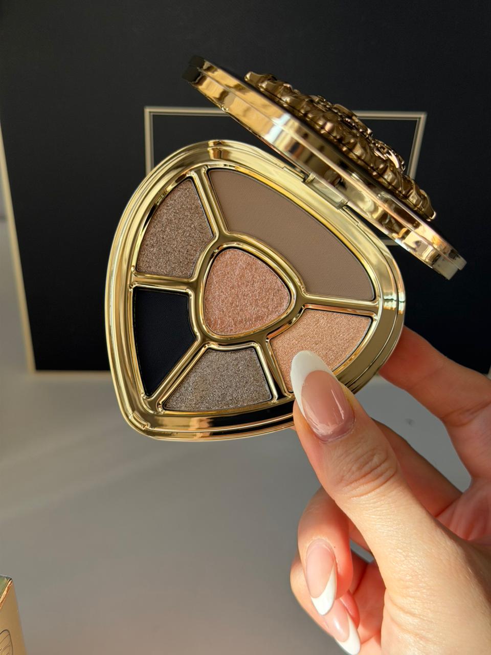 DOLCE&GABBANA Ever Icon Eye Palette (03)
10H Multi-Finish Day To Night Eyeshadow