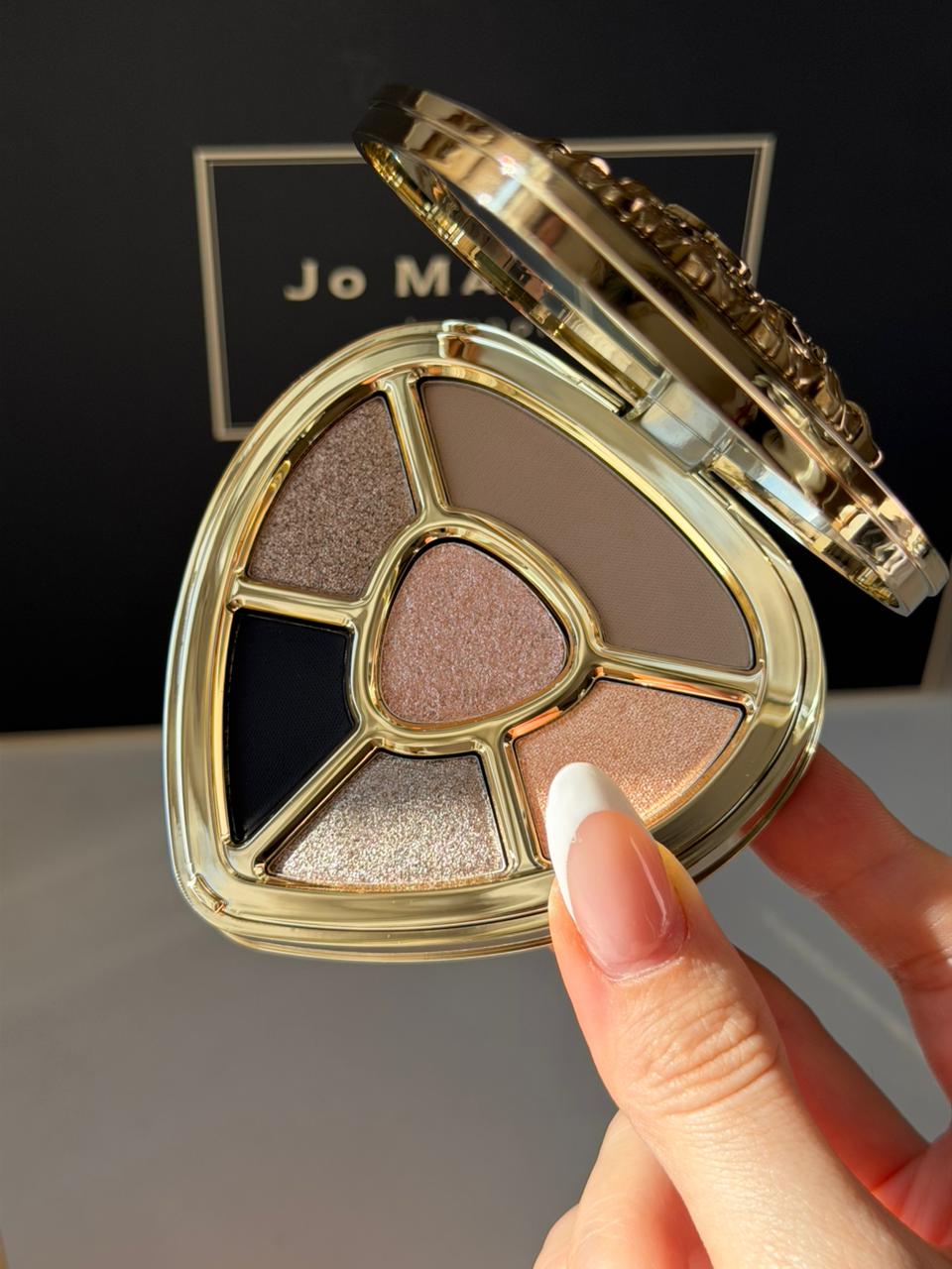 DOLCE&GABBANA Ever Icon Eye Palette (03)
10H Multi-Finish Day To Night Eyeshadow