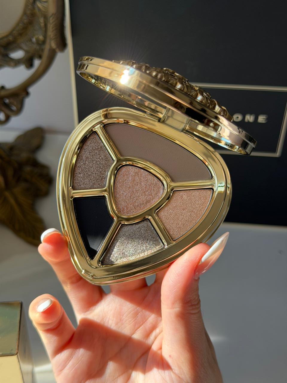 DOLCE&GABBANA Ever Icon Eye Palette (03)
10H Multi-Finish Day To Night Eyeshadow