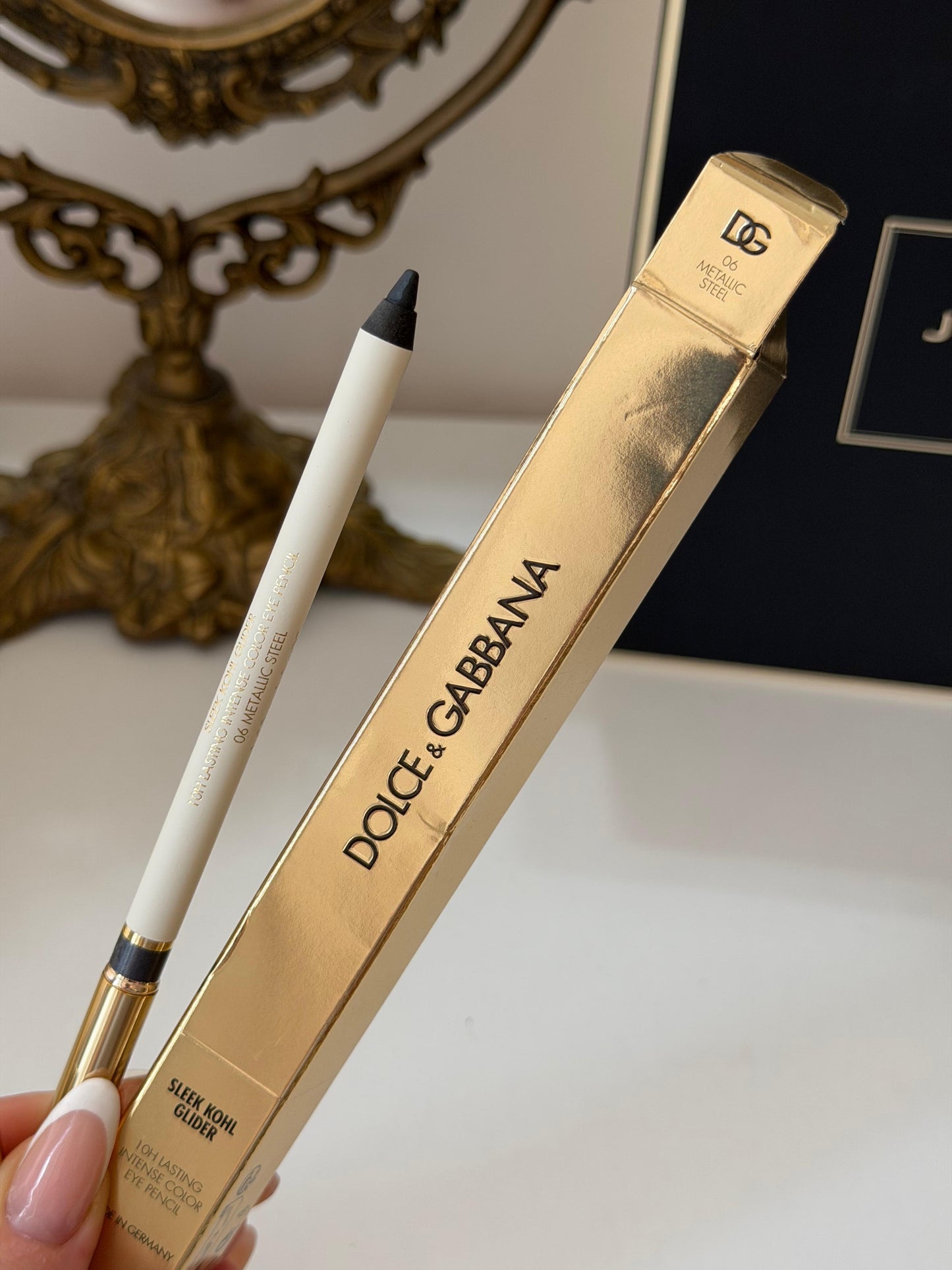 DOLCE&GABBANA Sleek Khol Glider 
10H Lasting Intense Color Eye Pencil (06)