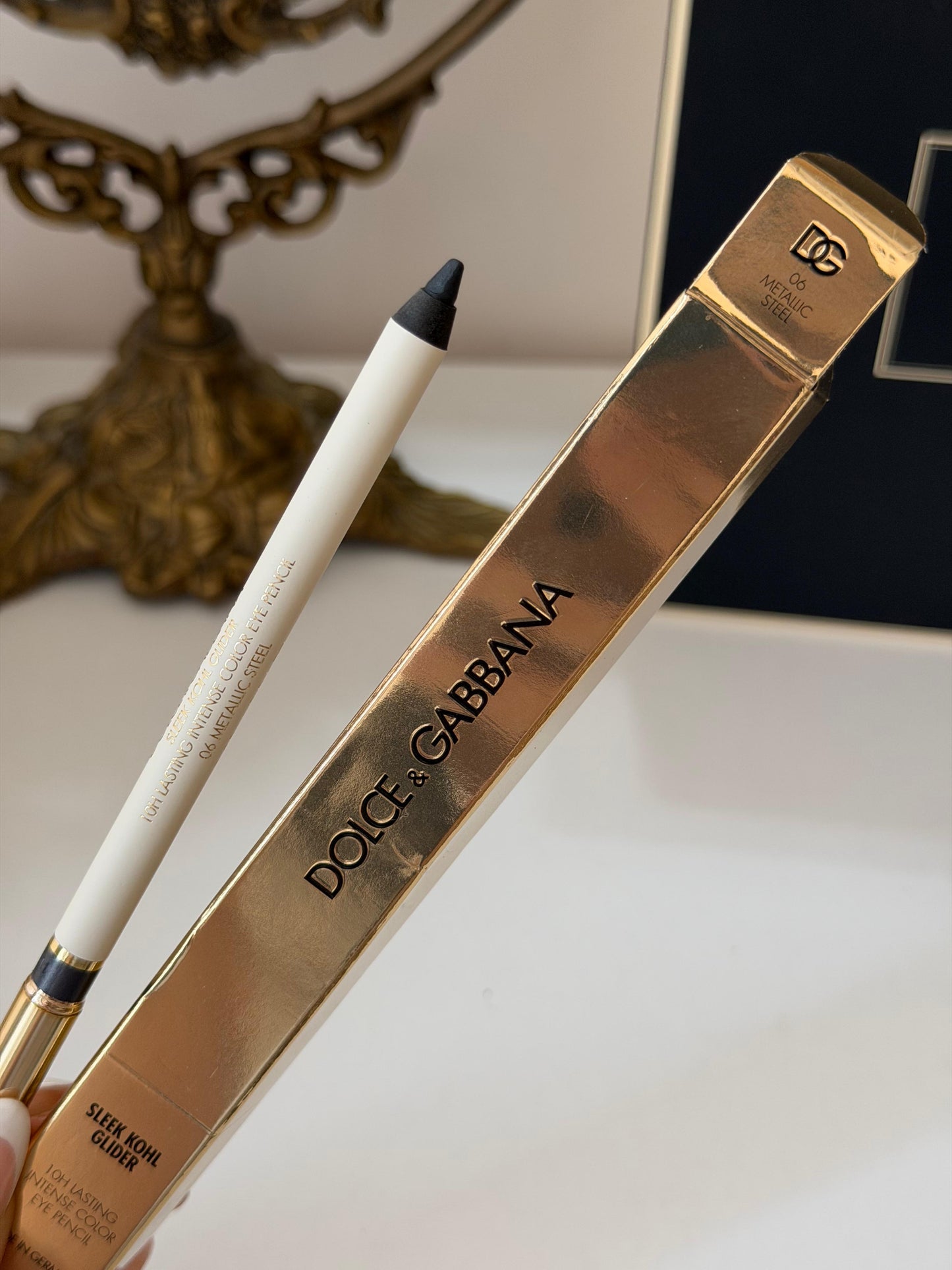 DOLCE&GABBANA Sleek Khol Glider 
10H Lasting Intense Color Eye Pencil (06)