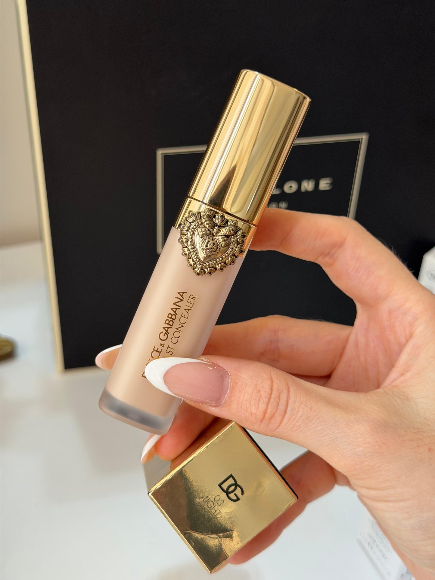 DOLCE&GABBANA Everlast Concealer 
24H Wear Crease-Proof Hydrating (03)