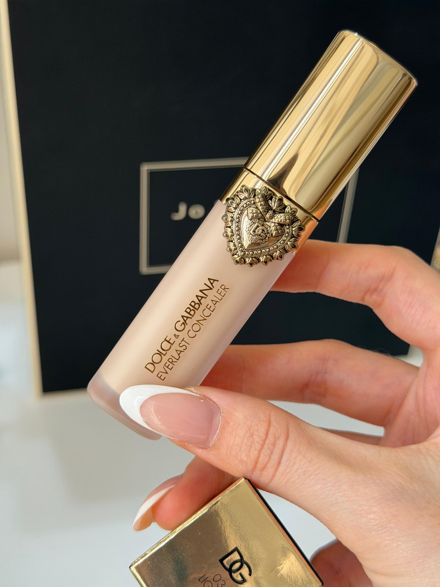 DOLCE&GABBANA Everlast Concealer 
24H Wear Crease-Proof Hydrating (03)