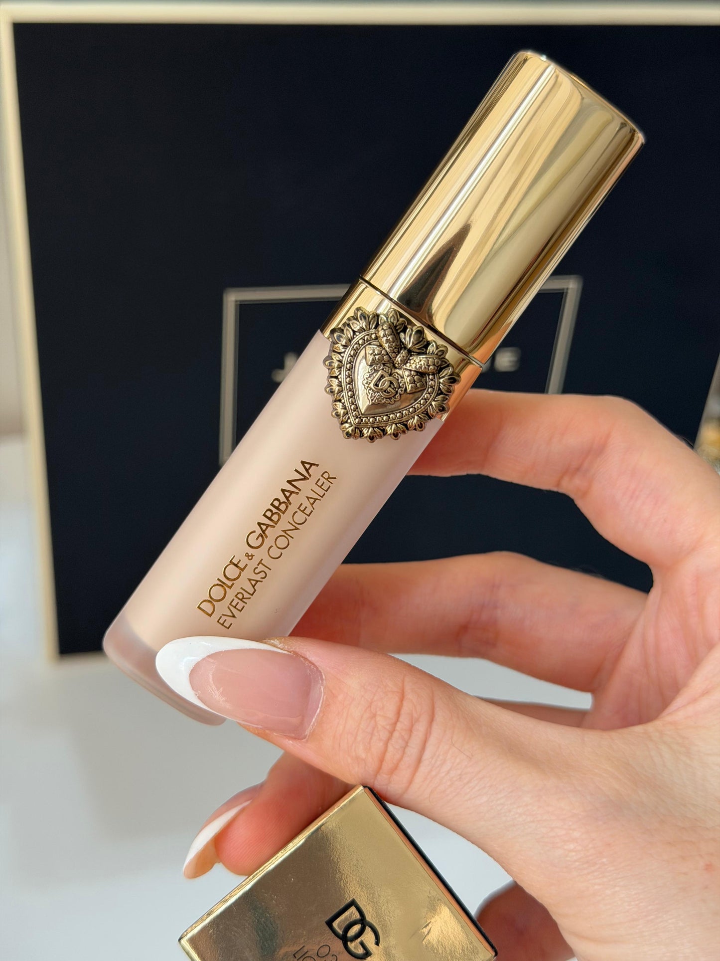 DOLCE&GABBANA Everlast Concealer 
24H Wear Crease-Proof Hydrating (03)