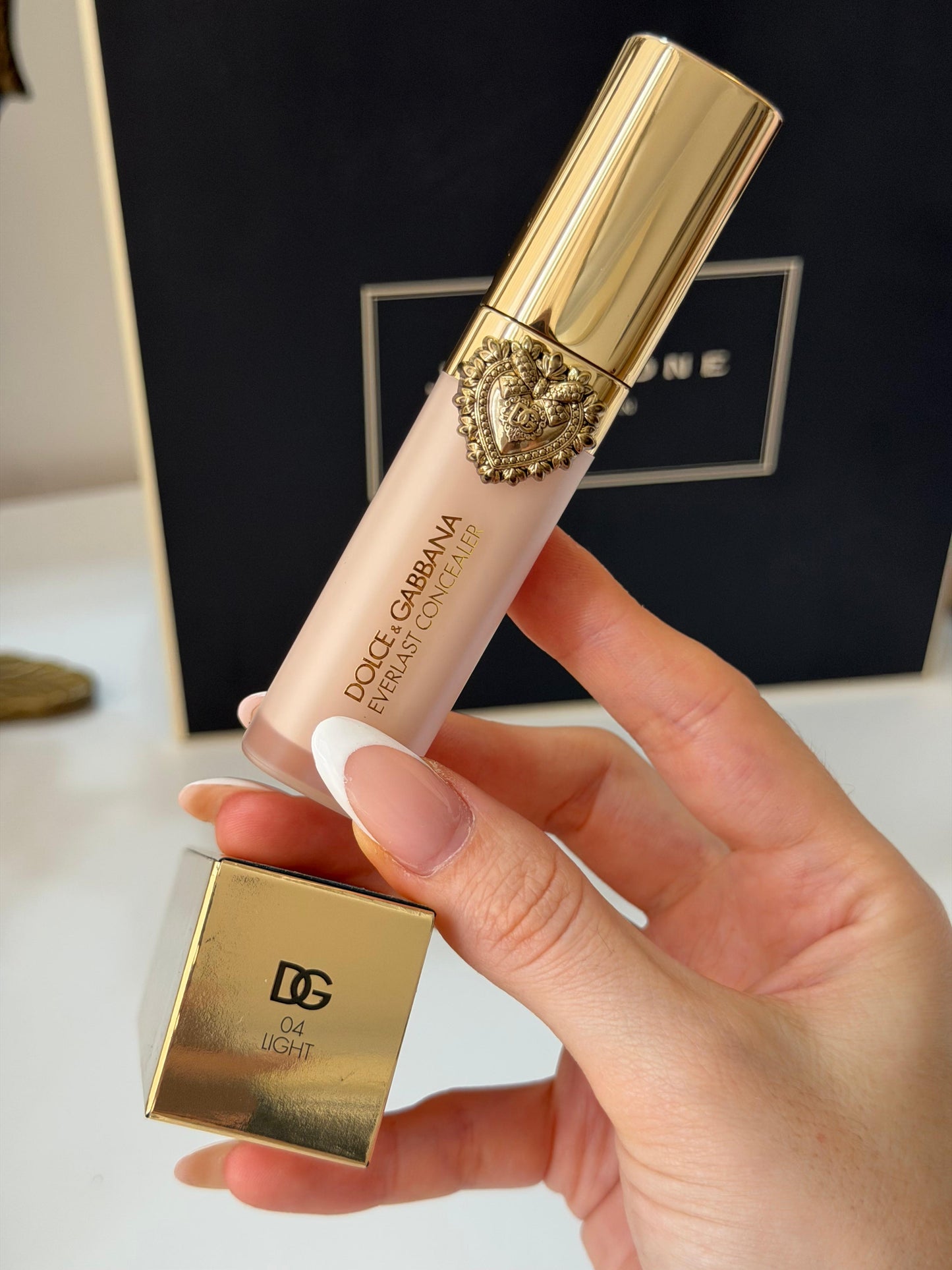 DOLCE&GABBANA Everlast Concealer 
24H Wear Crease-Proof Hydrating (04)