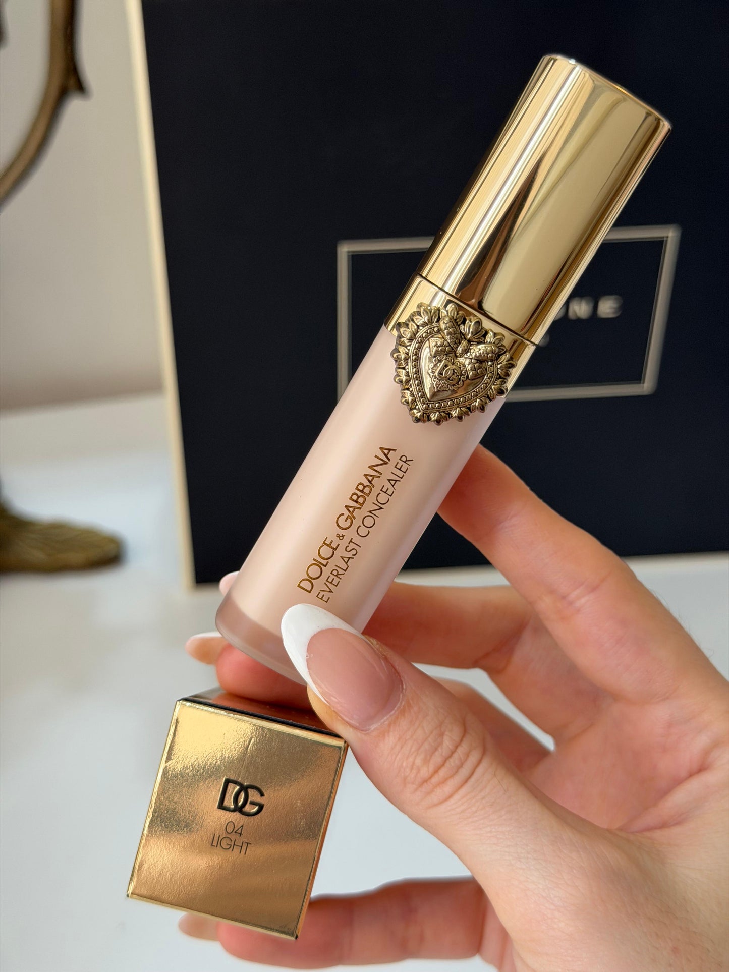 DOLCE&GABBANA Everlast Concealer 
24H Wear Crease-Proof Hydrating (04)