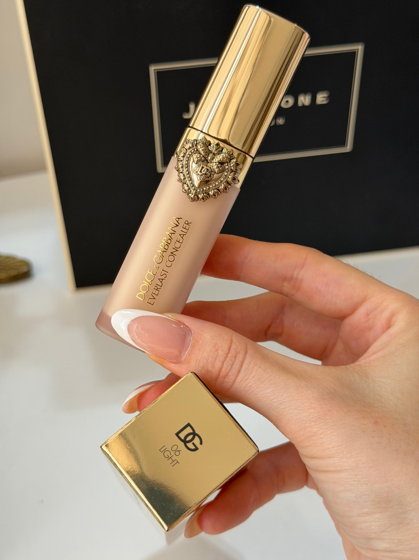 DOLCE&GABBANA Everlast Concealer 
24H Wear Crease-Proof Hydrating (06)