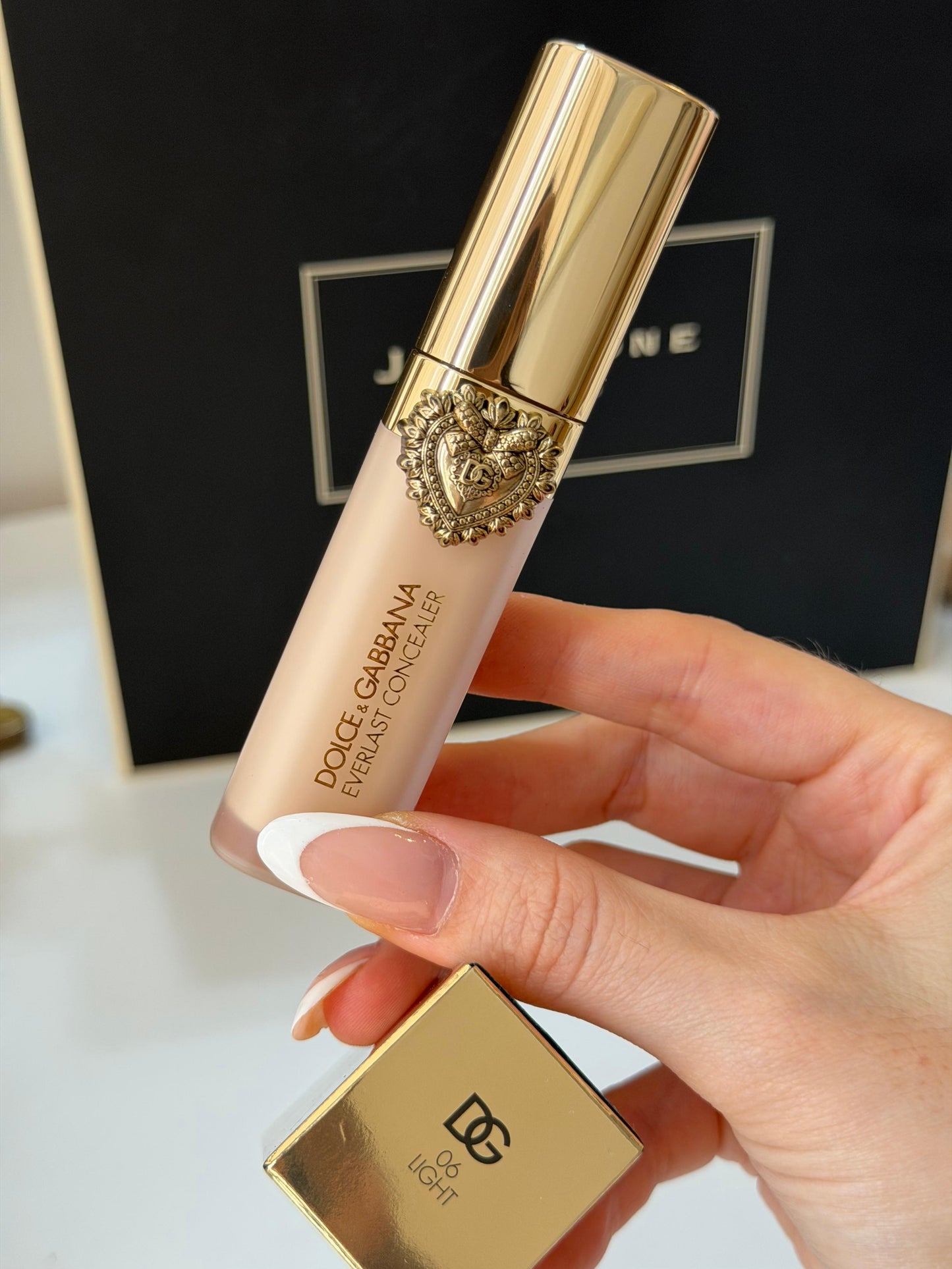 DOLCE&GABBANA Everlast Concealer 
24H Wear Crease-Proof Hydrating (06)