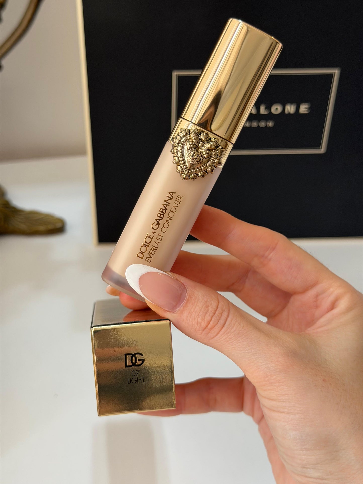 DOLCE&GABBANA Everlast Concealer 
24H Wear Crease-Proof Hydrating (07)