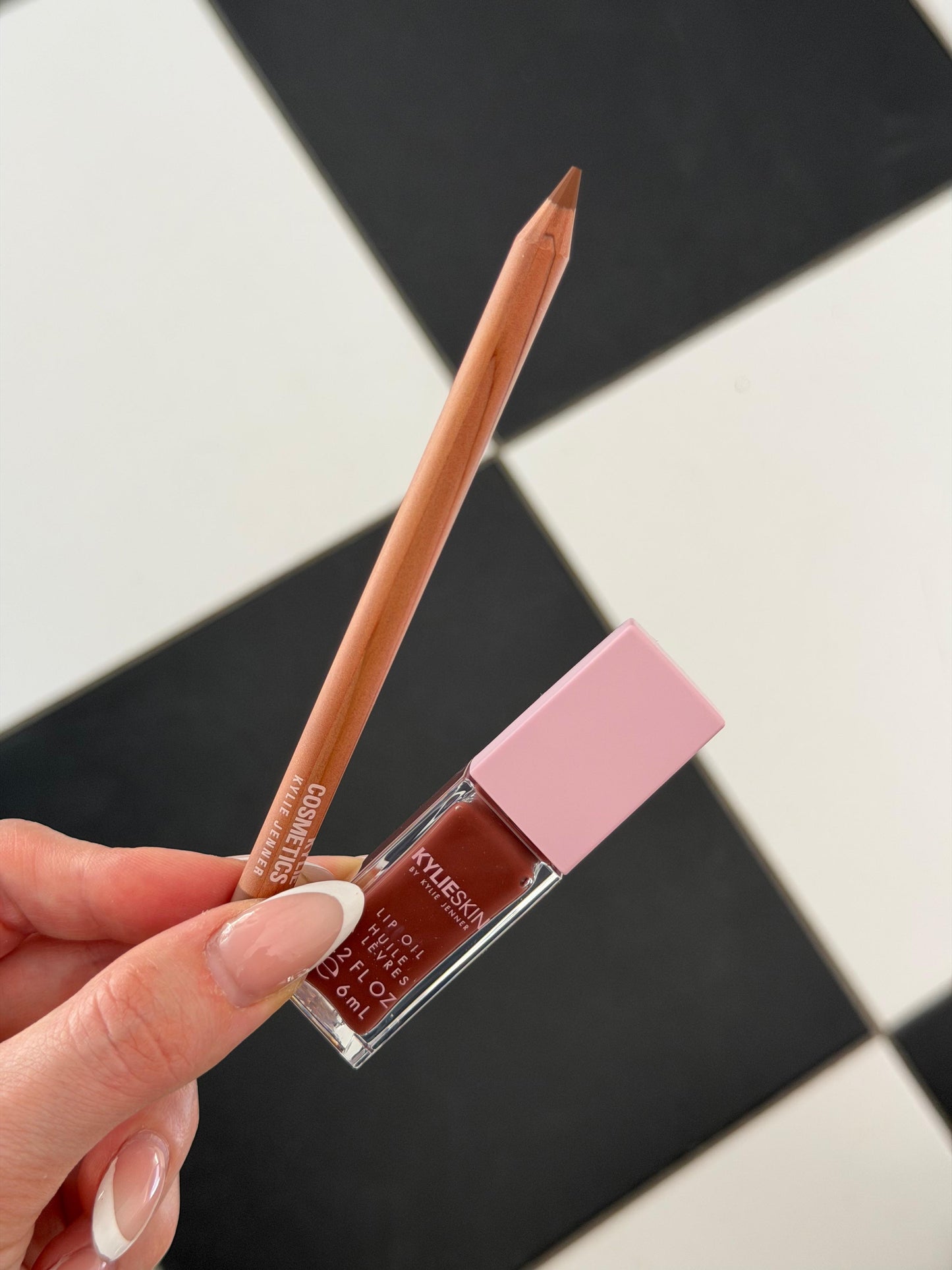 KYLIE SKIN Lip Liner & Lip Oil Duo Gift Set 
Sculpted Color + Hydrating Shine