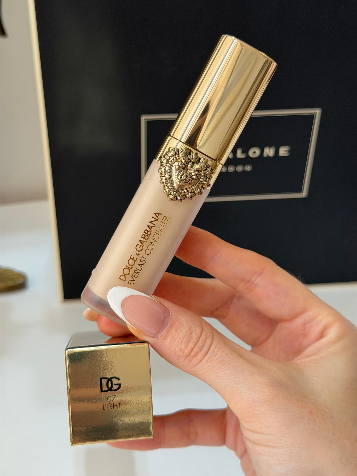 DOLCE&GABBANA Everlast Concealer 
24H Wear Crease-Proof Hydrating (07)