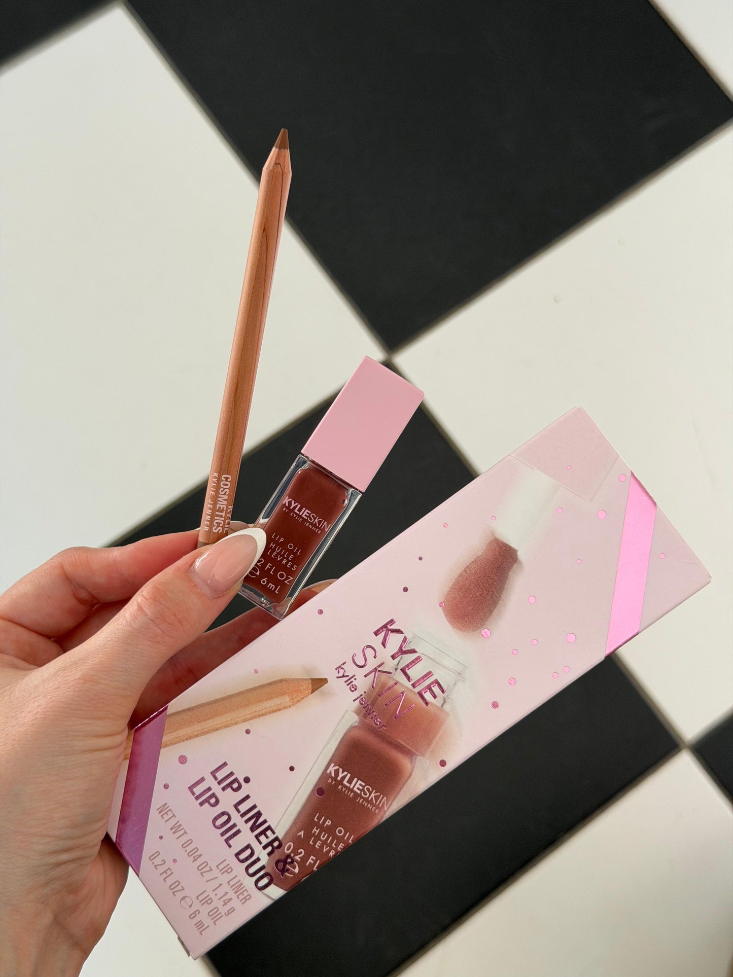 KYLIE SKIN Lip Liner & Lip Oil Duo Gift Set 
Sculpted Color + Hydrating Shine