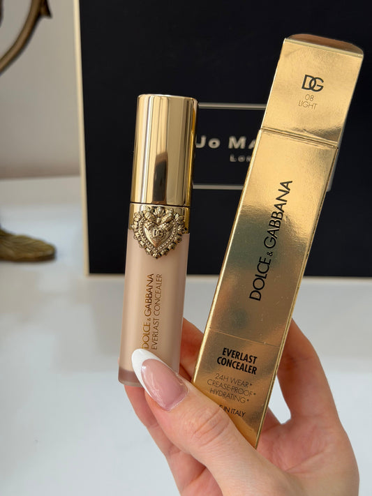 DOLCE&GABBANA Everlast Concealer 
24H Wear Crease-Proof Hydrating (08)