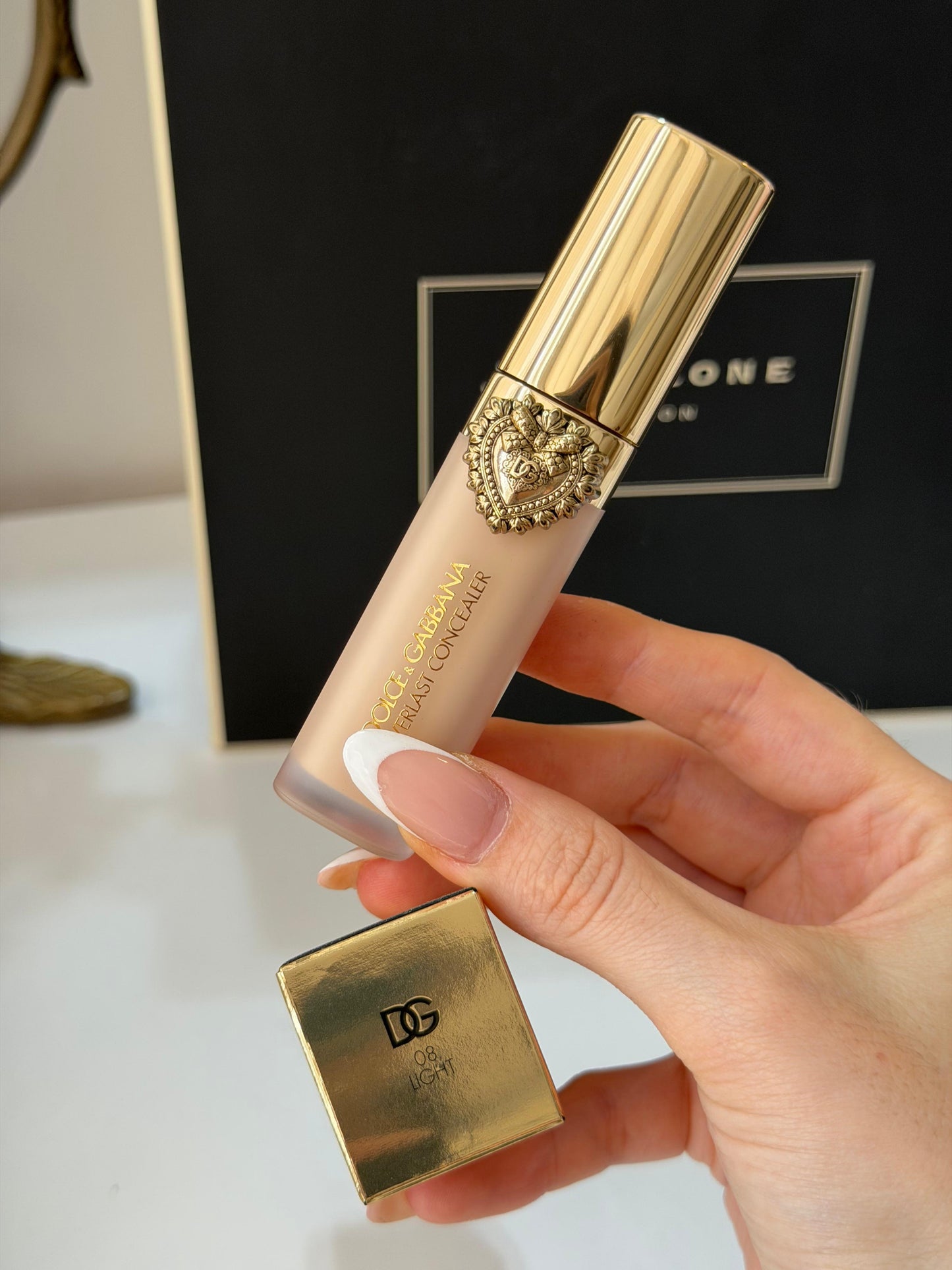 DOLCE&GABBANA Everlast Concealer 
24H Wear Crease-Proof Hydrating (08)