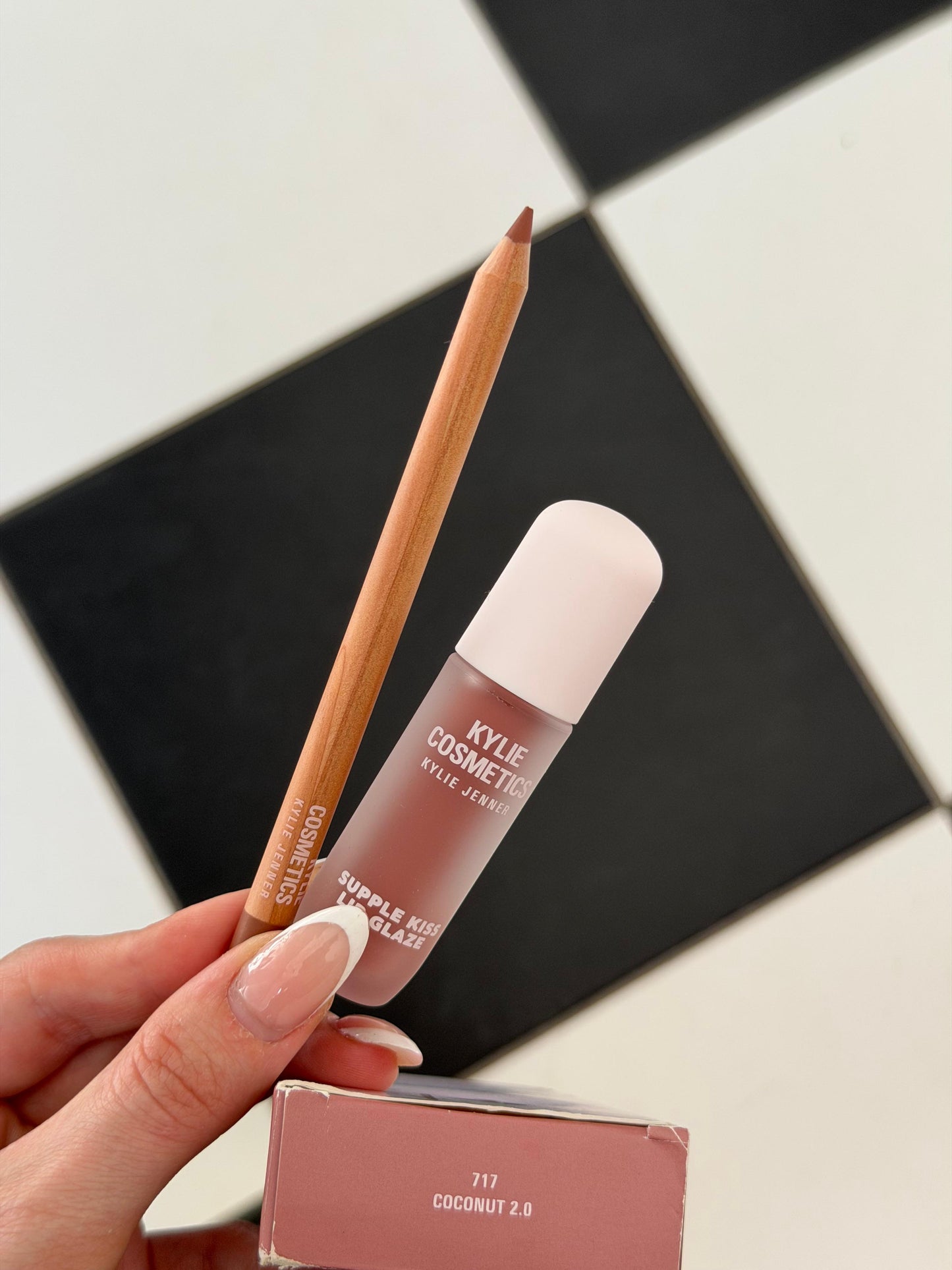 KYLIE COSMETICS Supple Kiss Lip Glaze & Precision Pout Lip Liner Duo Gift Set (717)
Glowy + Sculpted Lip Look