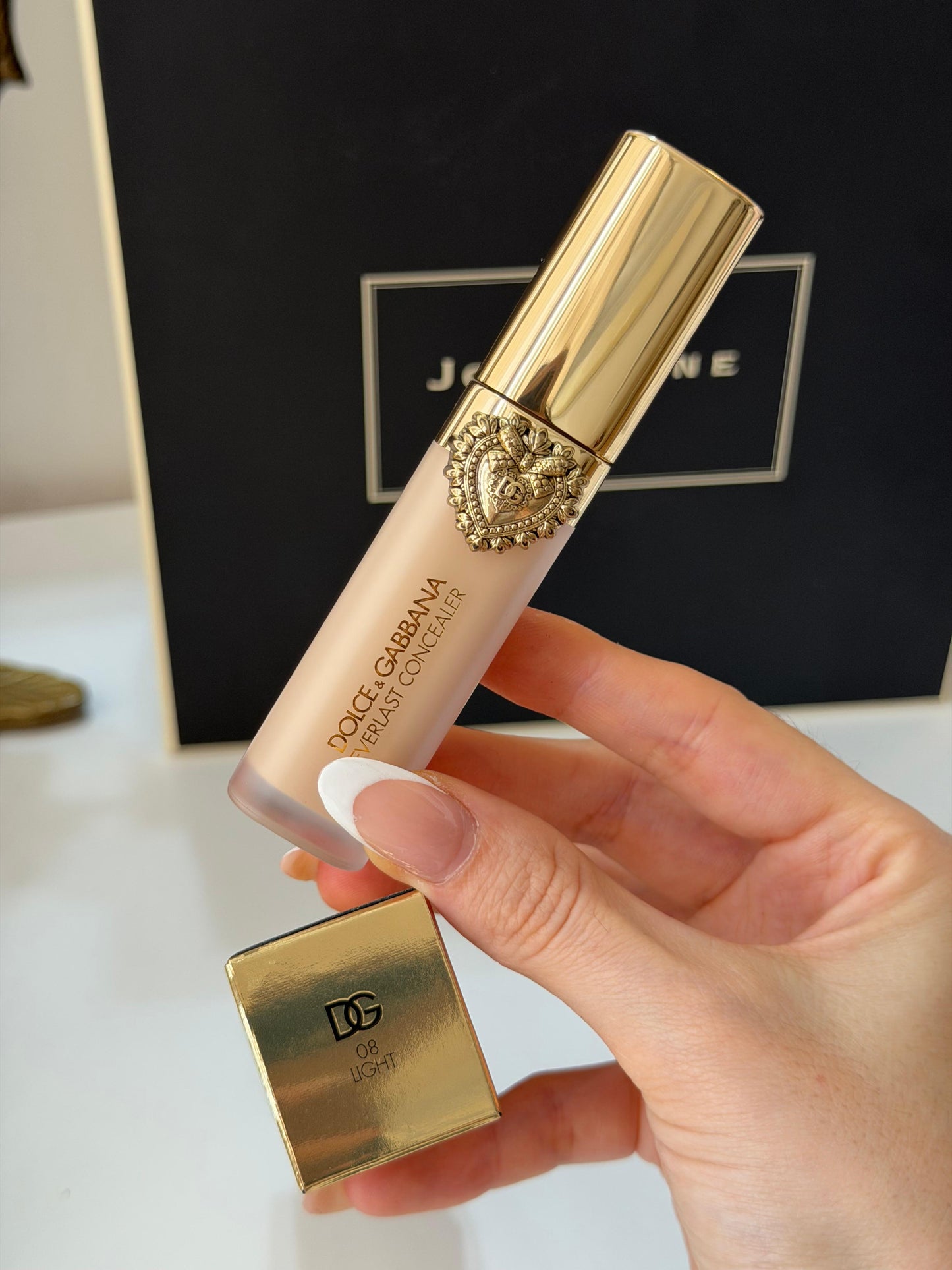 DOLCE&GABBANA Everlast Concealer 
24H Wear Crease-Proof Hydrating (08)