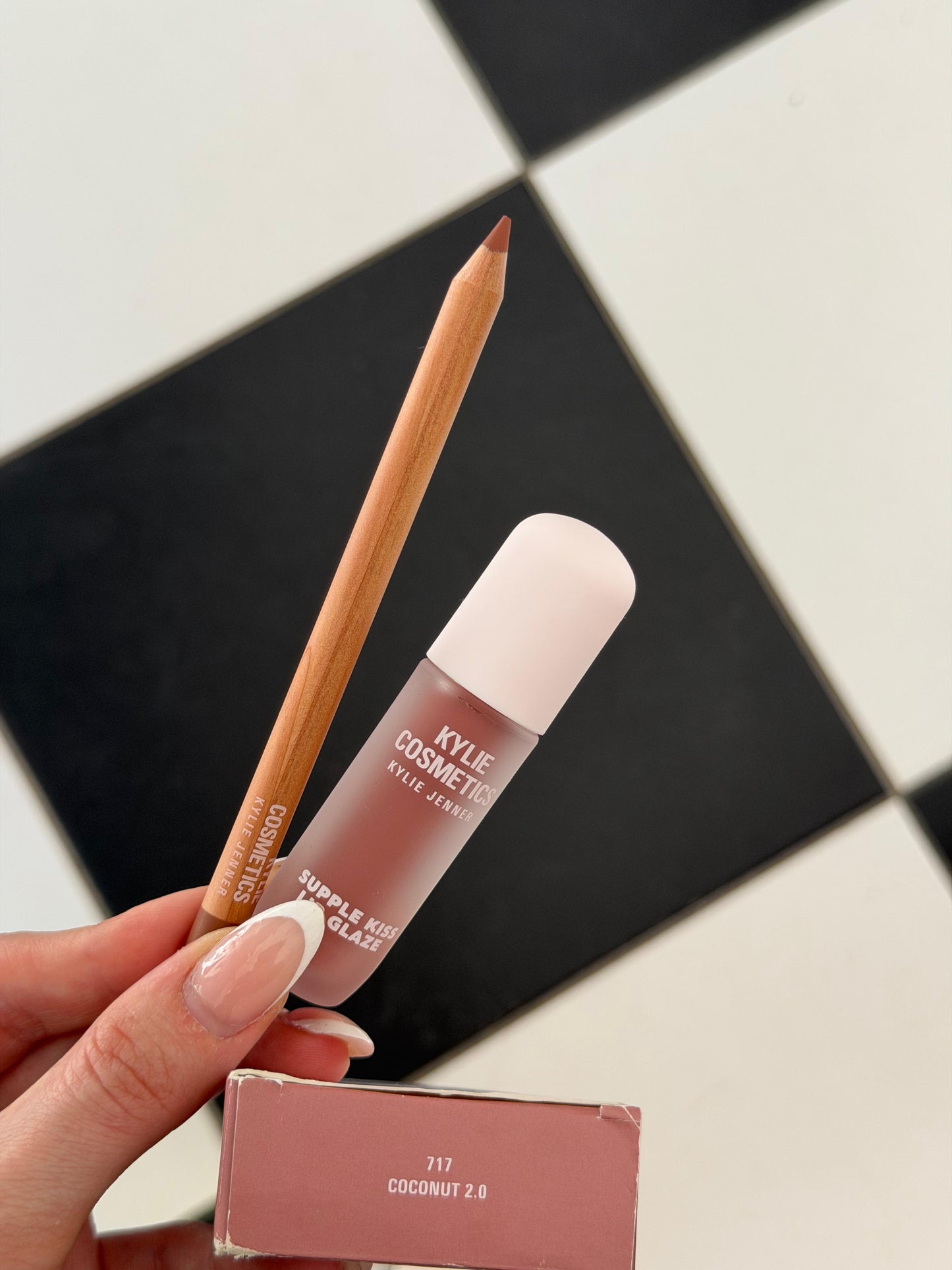 KYLIE COSMETICS Supple Kiss Lip Glaze & Precision Pout Lip Liner Duo Gift Set (717)
Glowy + Sculpted Lip Look