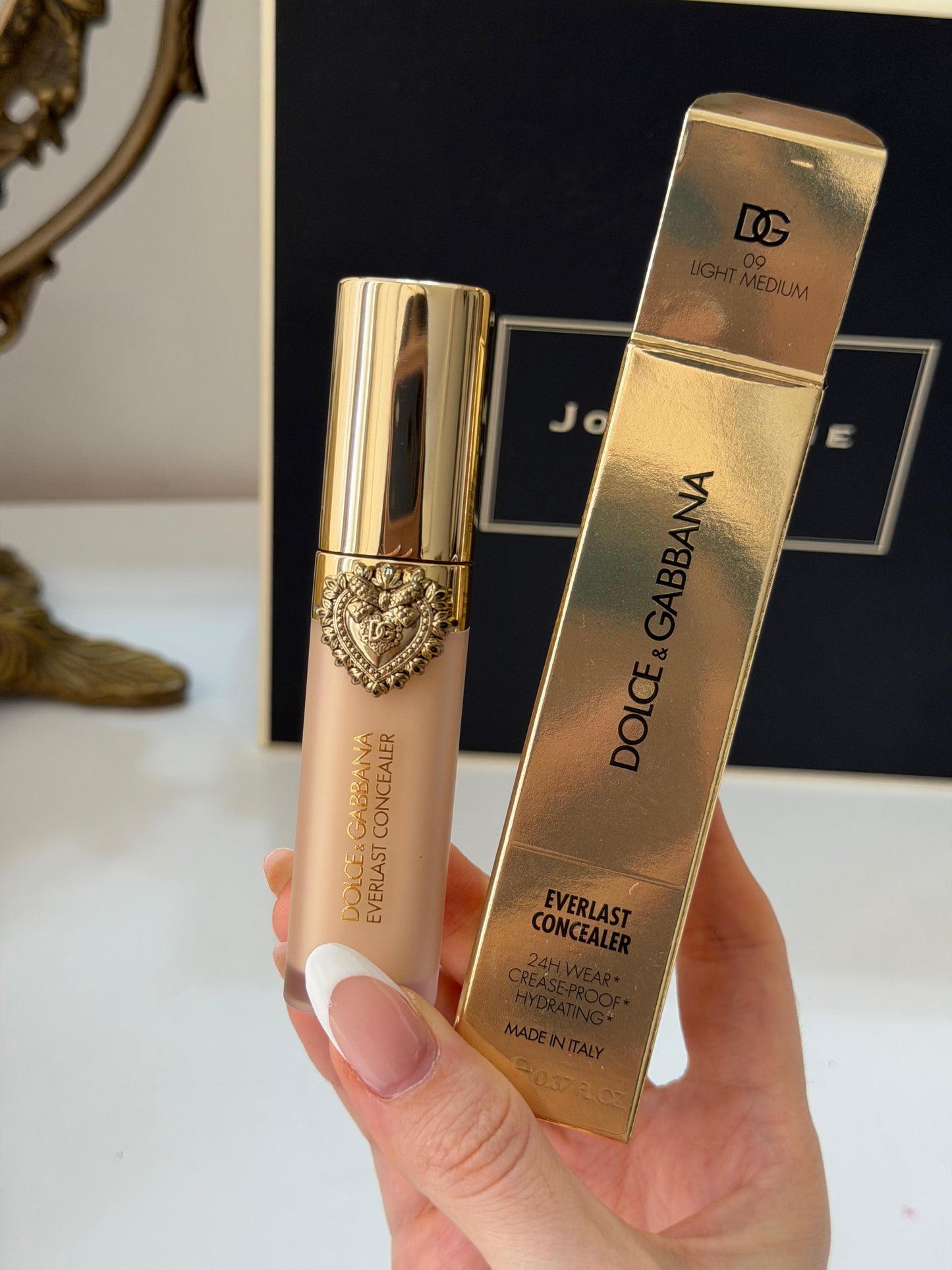 DOLCE&GABBANA Everlast Concealer 
24H Wear Crease-Proof Hydrating (09)