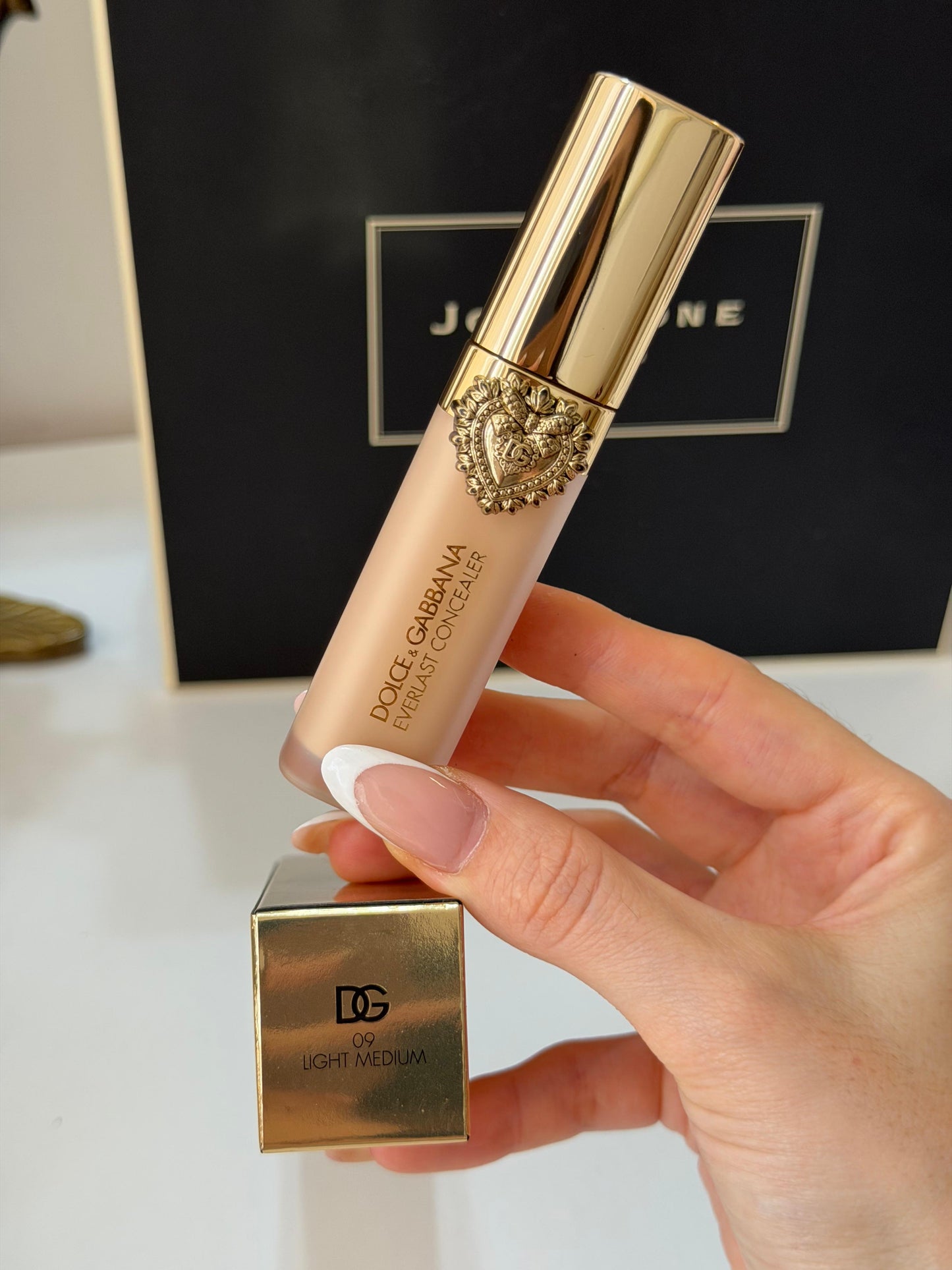 DOLCE&GABBANA Everlast Concealer 
24H Wear Crease-Proof Hydrating (09)