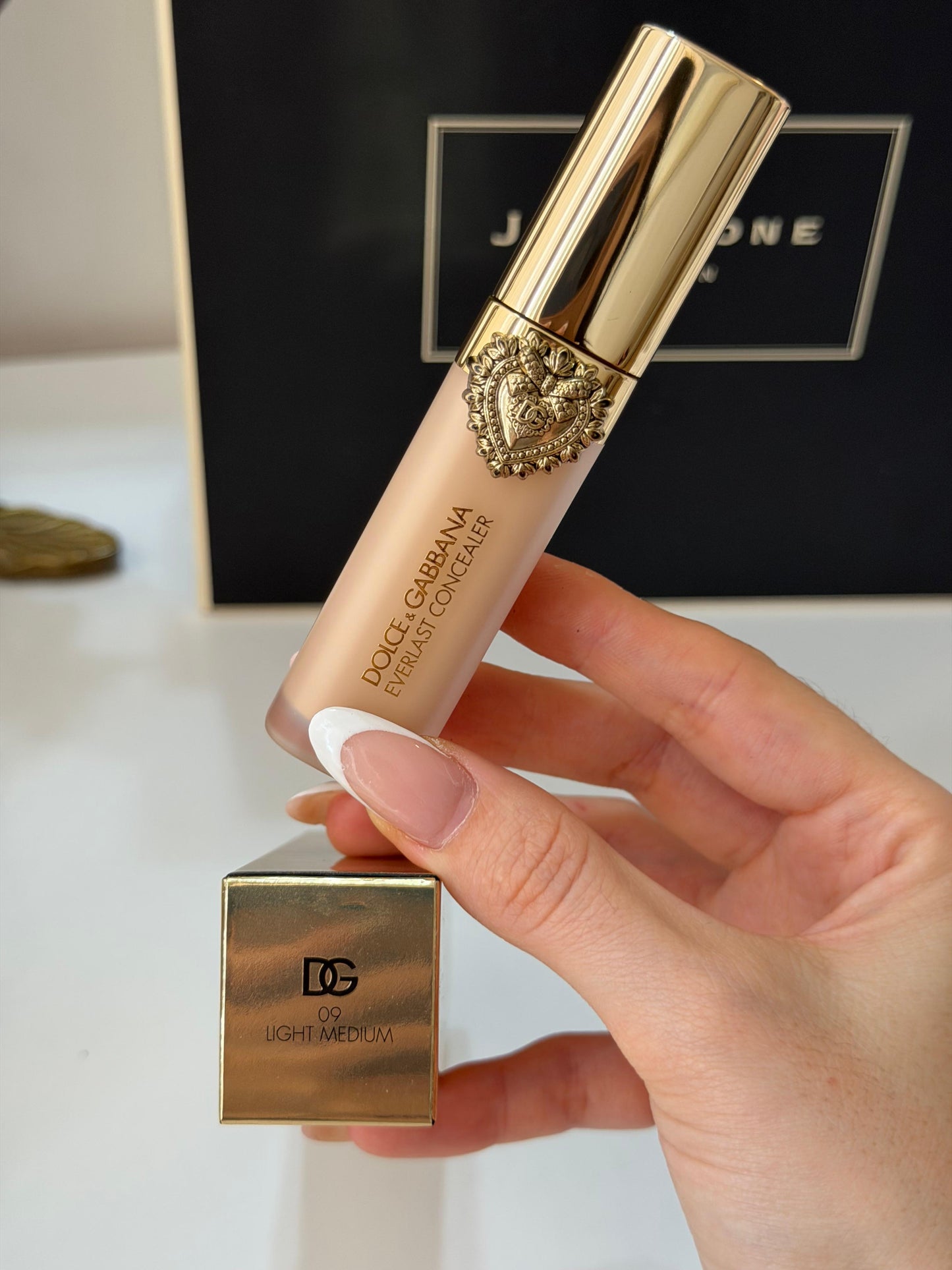 DOLCE&GABBANA Everlast Concealer 
24H Wear Crease-Proof Hydrating (09)