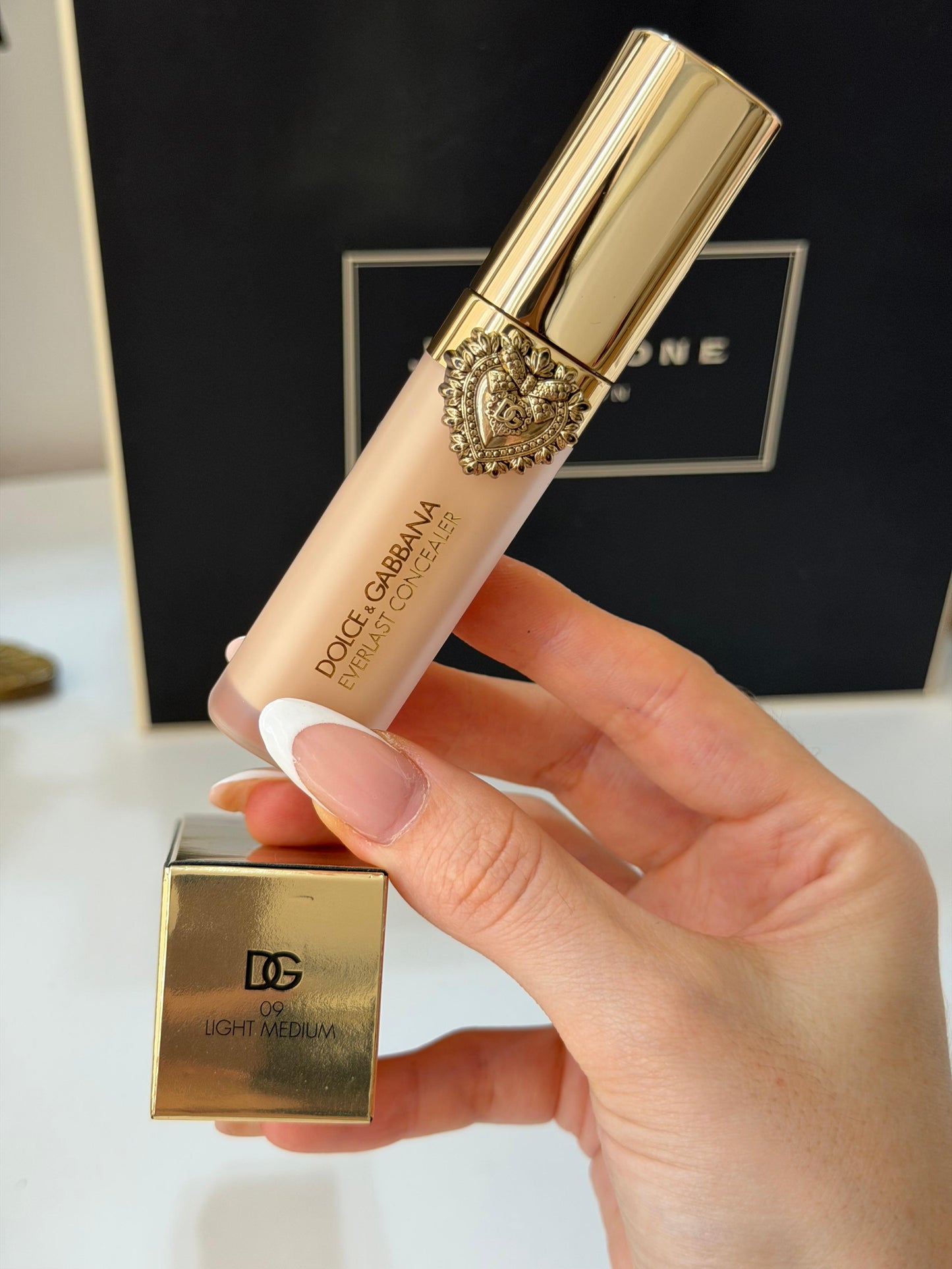 DOLCE&GABBANA Everlast Concealer 
24H Wear Crease-Proof Hydrating (09)