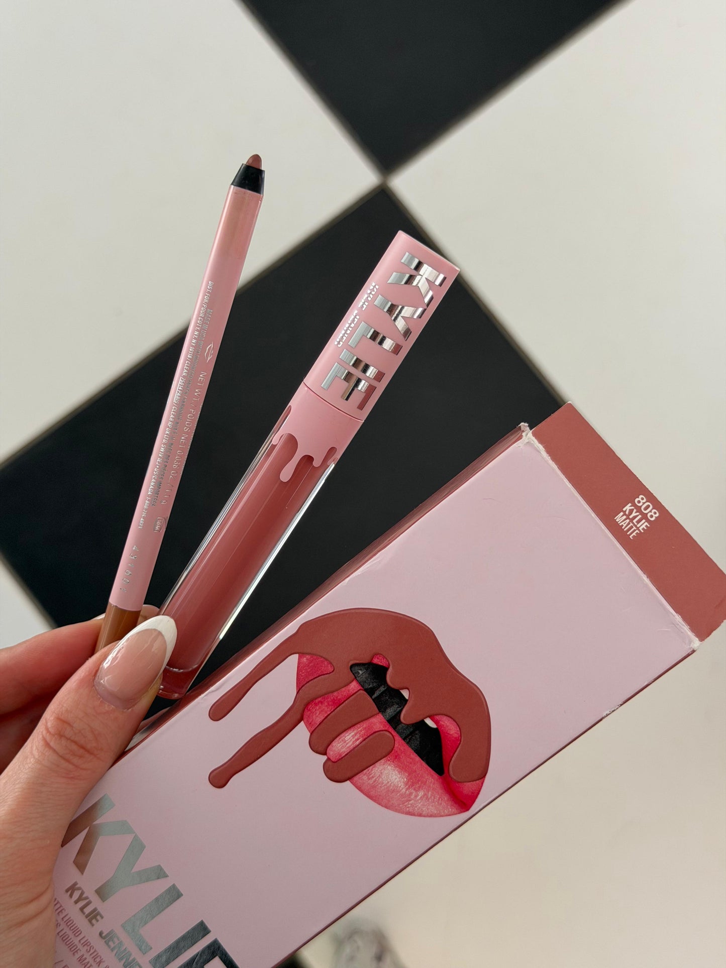 KYLIE JENNER Matte Lip Kit - Lip Liner & Liquid Lipstick (808)