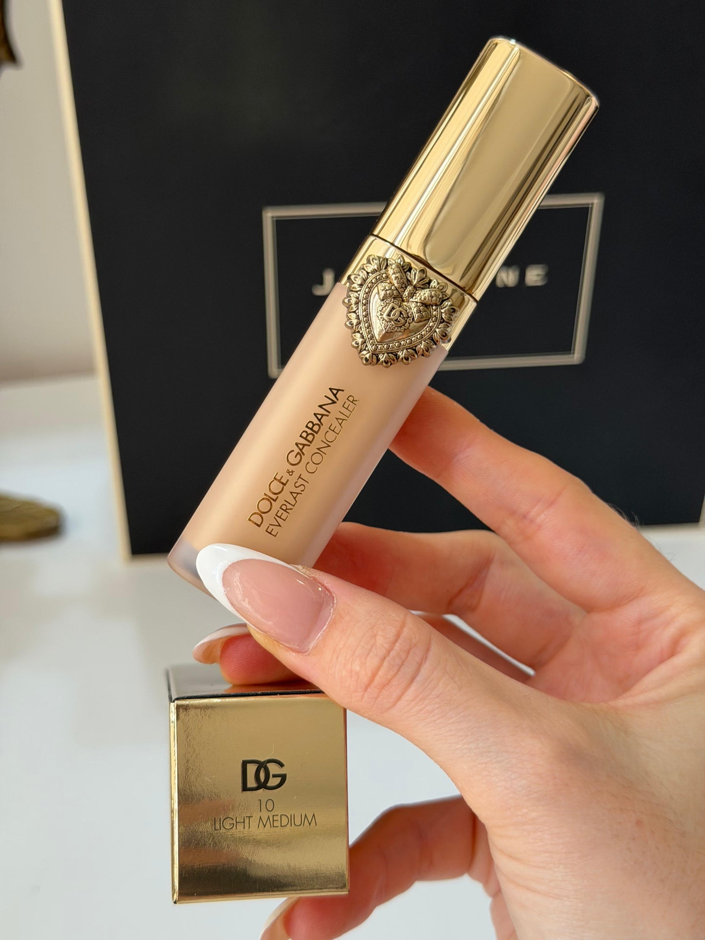 DOLCE&GABBANA Everlast Concealer 
24H Wear Crease-Proof Hydrating (10)